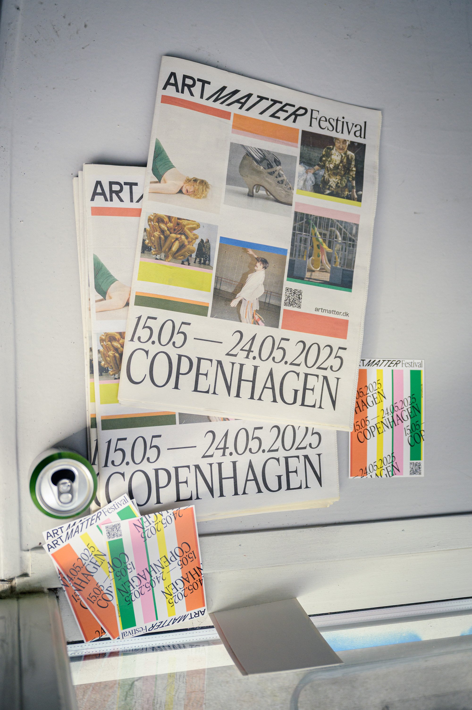 Art Matter Festivalavisen var at finde rundt i byen hos vores samarbejdspartnere. Foto: Ida Guldbæk / Simon Skipper