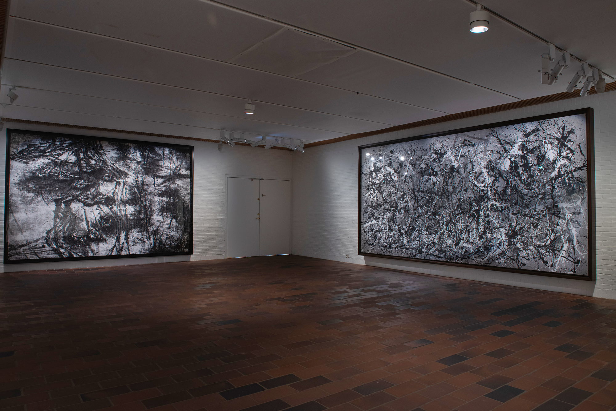 Robert Longo: Installationsfoto. Til højre reproduktionen af Pollock-maleriet. Foto: Louisiana Museum of Modern Art / Camilla Stephan