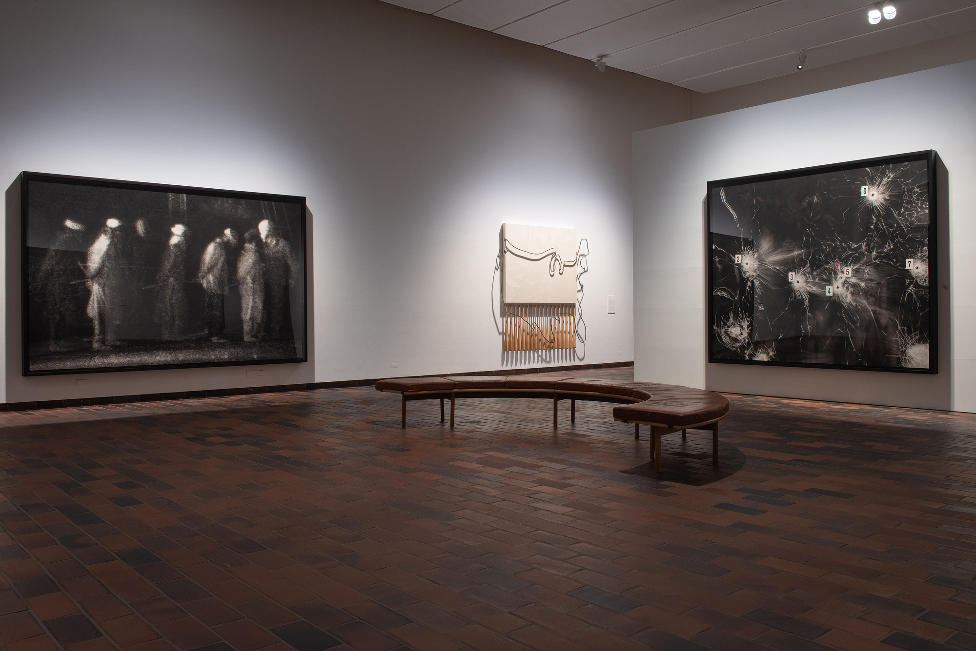 Robert Longo: Installationsfoto. Til højre værket <em>Untitled (Copenhagen, February 14, 2015)</em>, der har forlæg i et foto fra terrorangrebet på Krudttønden i 2025.  Foto: Louisiana Museum of Modern Art / Camilla Stephan