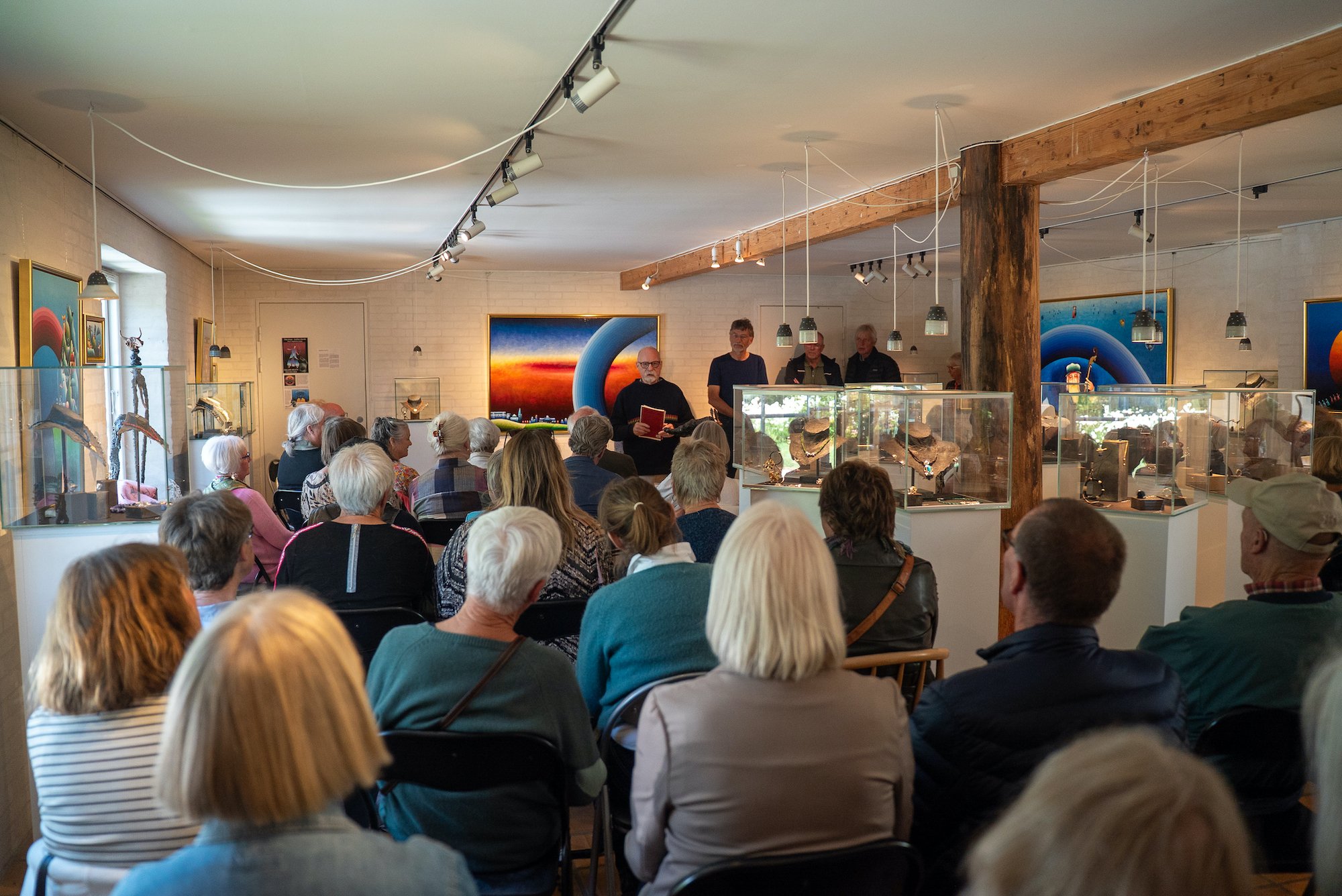 Artist talk med kunstner Stig Weye på Galleri Arleth med stort publikum.