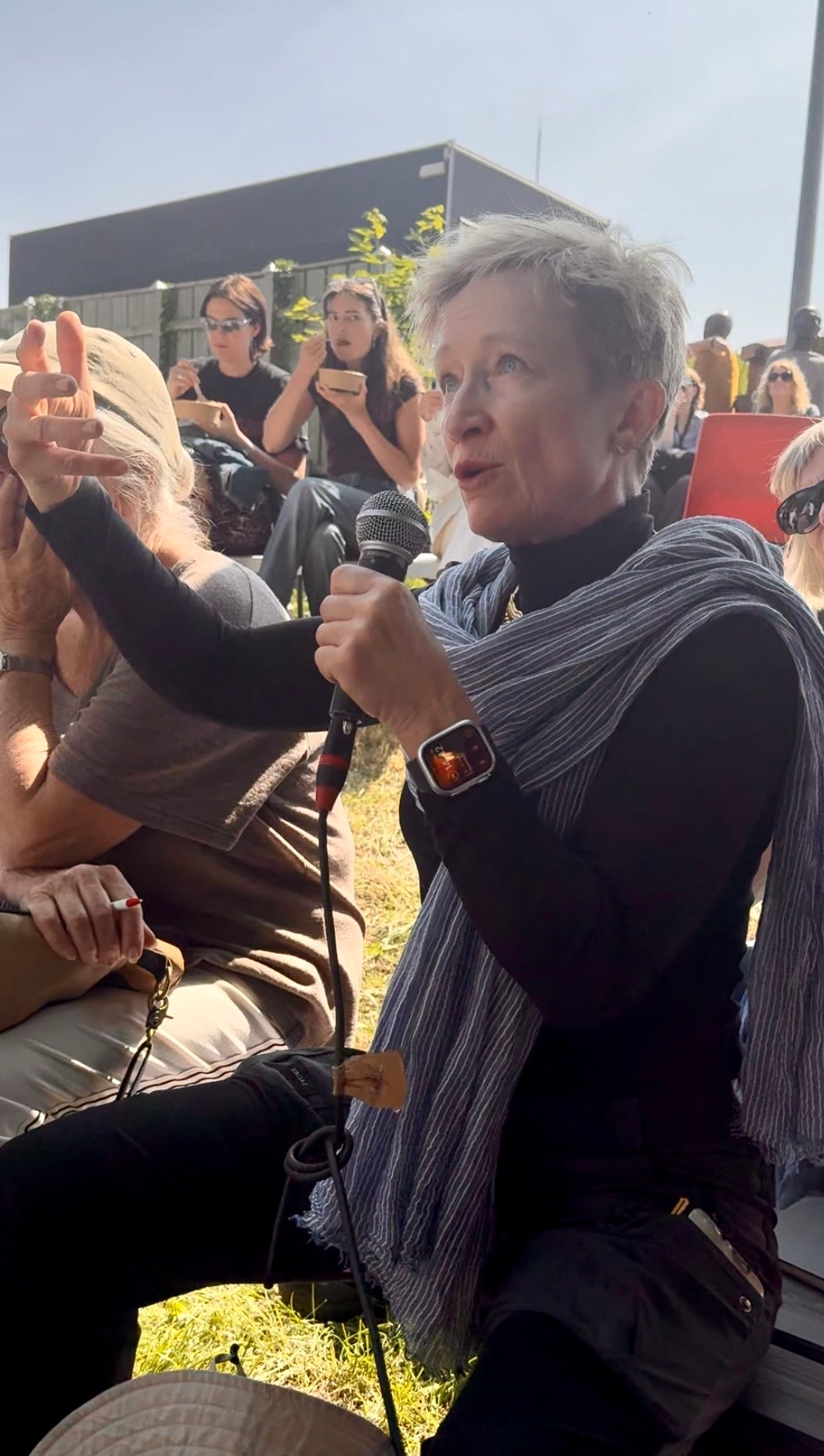 Der var mange gode spørgsmål fra publikum - her ses kunstner Simone Aaberg Kærn med et spørgsmål til Ida Auken. Foto: Lærke Kartvedt