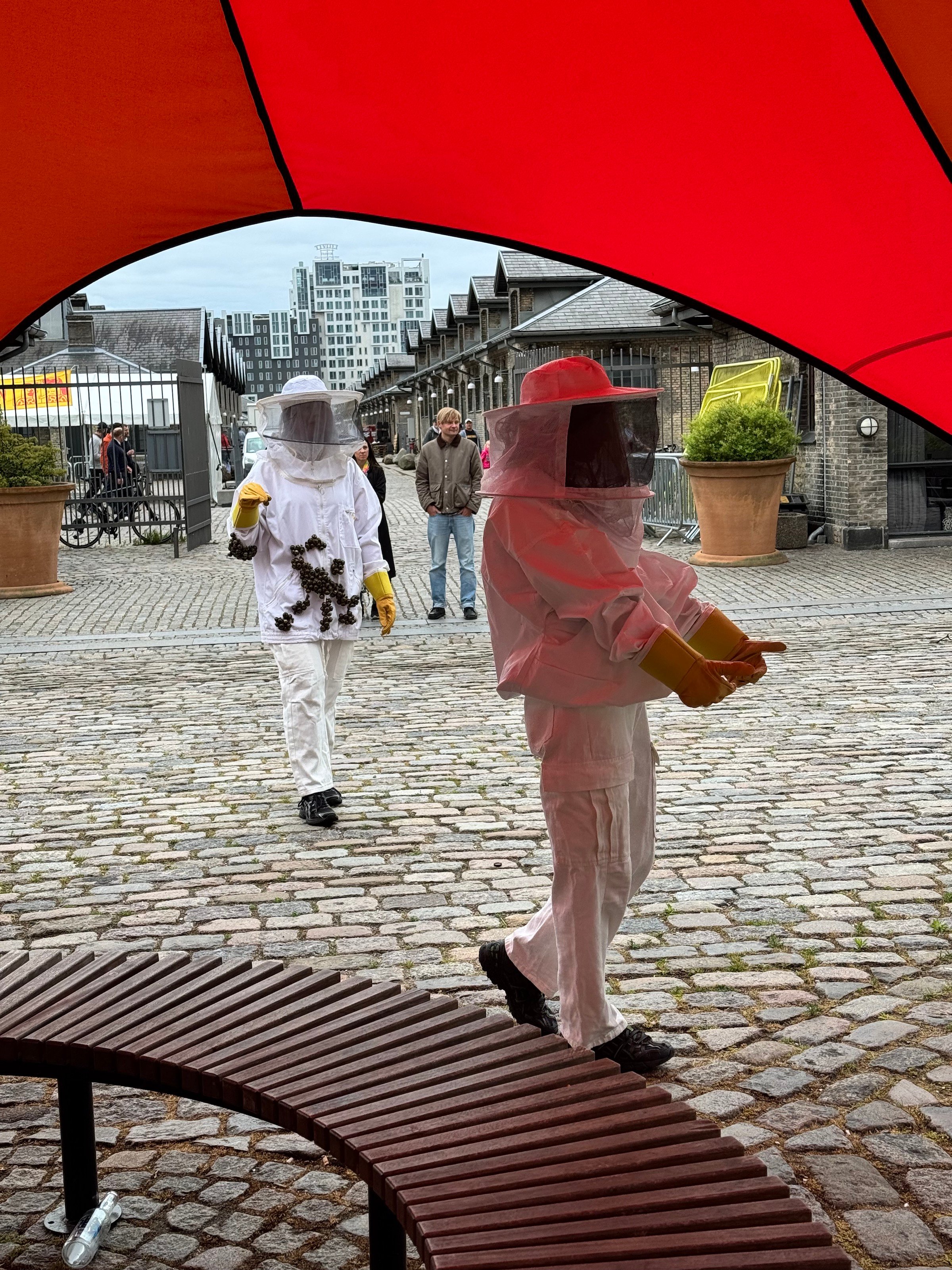 Mark Tholanders performance på ODP3, hvor biavlere bevægede sig melankolsk rundt på Onkel Dannys Plads. Foto: Jan Falk Borup