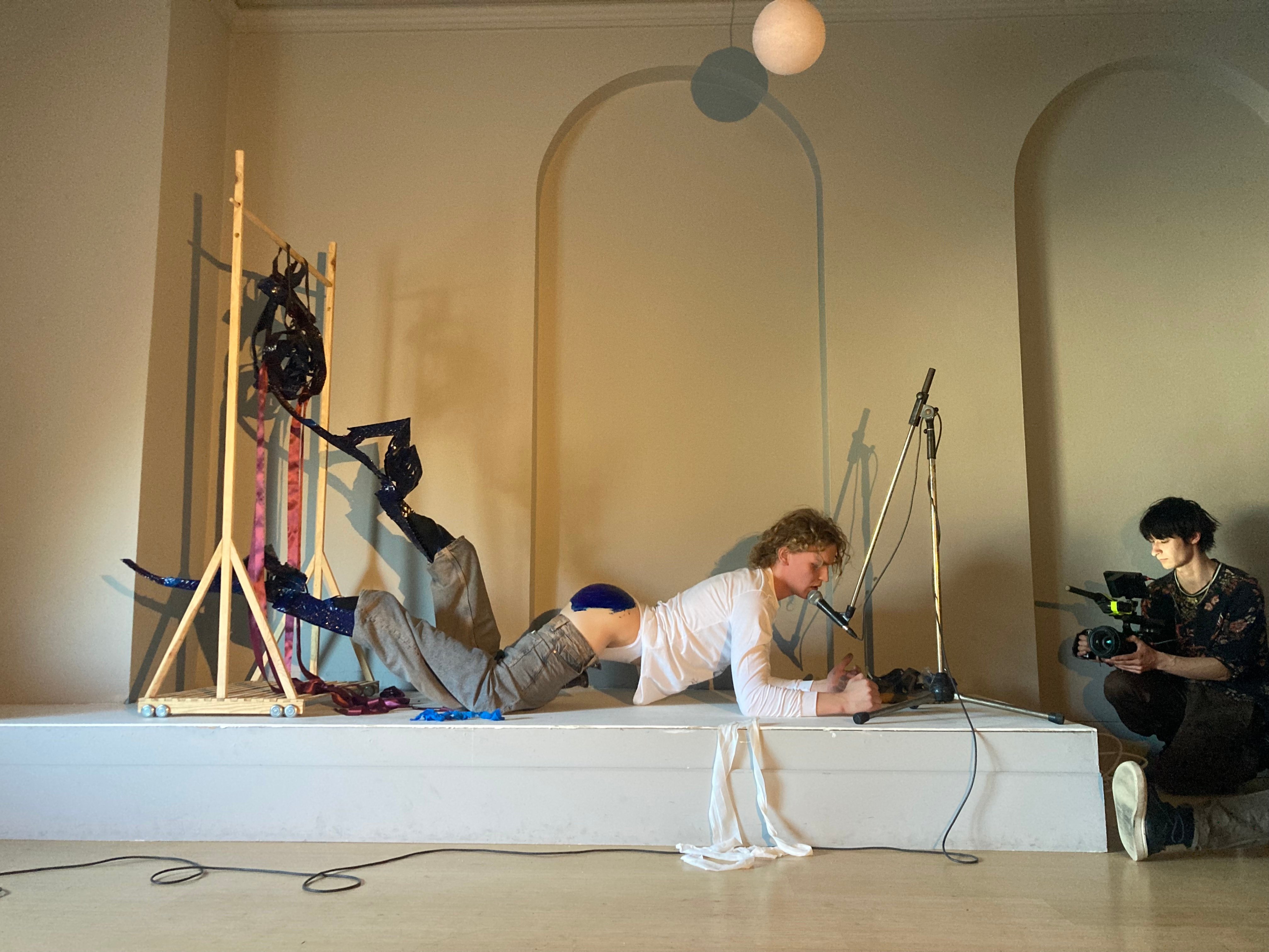 Faun Vium under optagelser af videoværk til udstillingen: <a href="https://artmatter.dk/artguide/calendar/faun-vium-begaer-mig-igen-i-dit-billede">DESIRE ME ANEW</a>