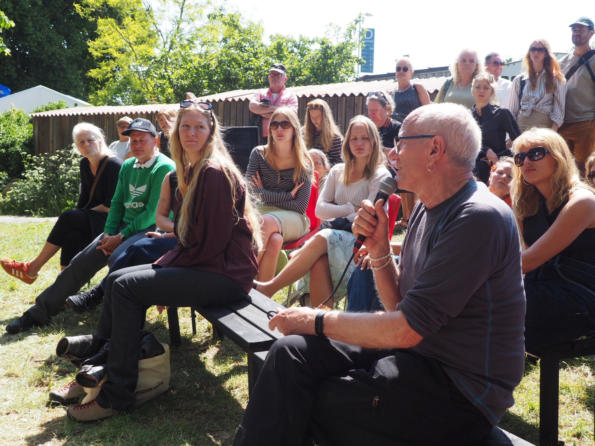 Kunstner Jens Galschiøt stiller spørgsmål til Filip Vest og Rosa Lund. Foto: Lærke Kartvedt.
