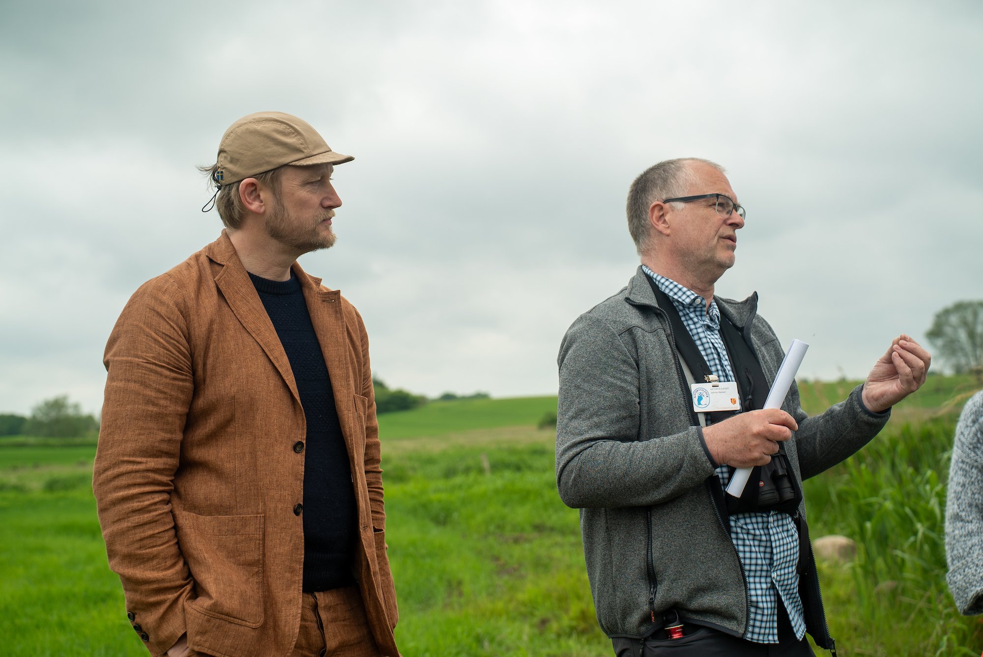 Tue Greenfort og naturvejleder Johnny Madsen i samtale på Naturengen.