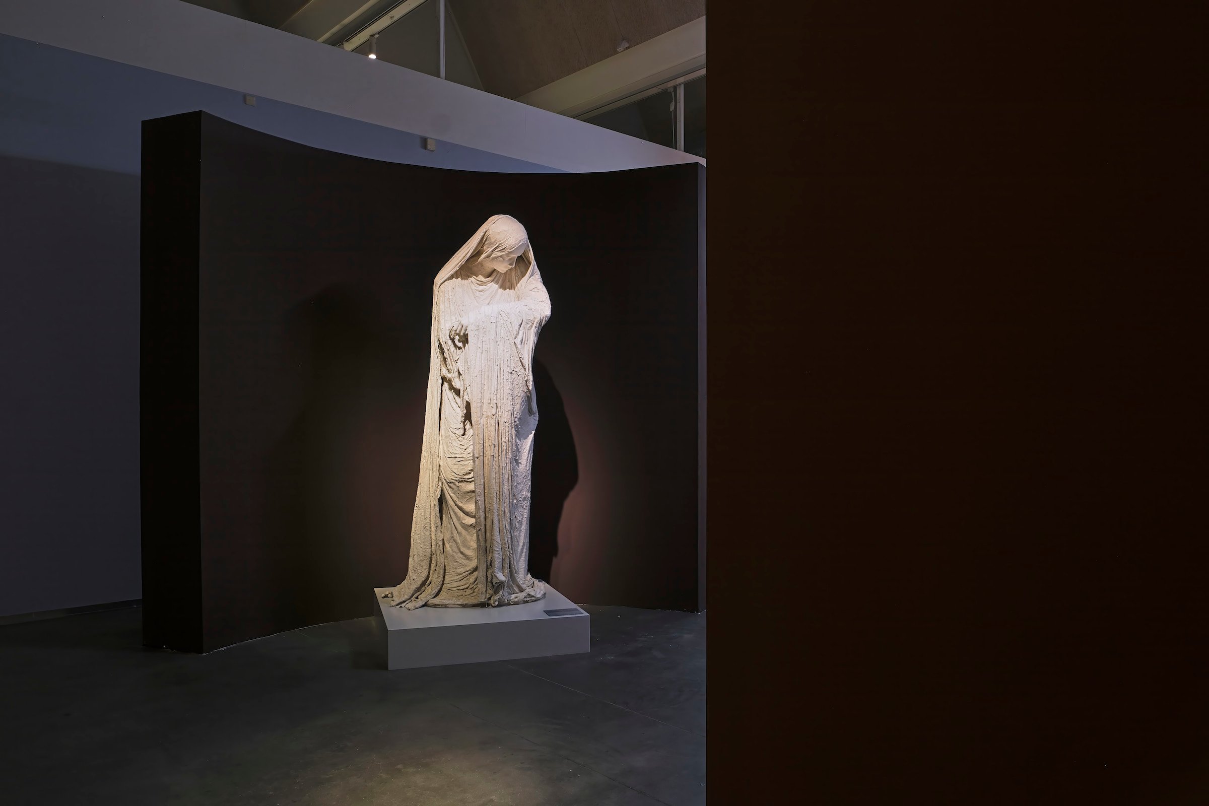 Sophia Luna Portra: Madonna uden barn, 2024. Frugtbar, Vejle Kunstmuseum, 2025. Foto: Davy Denke, Rytter &amp; Denke