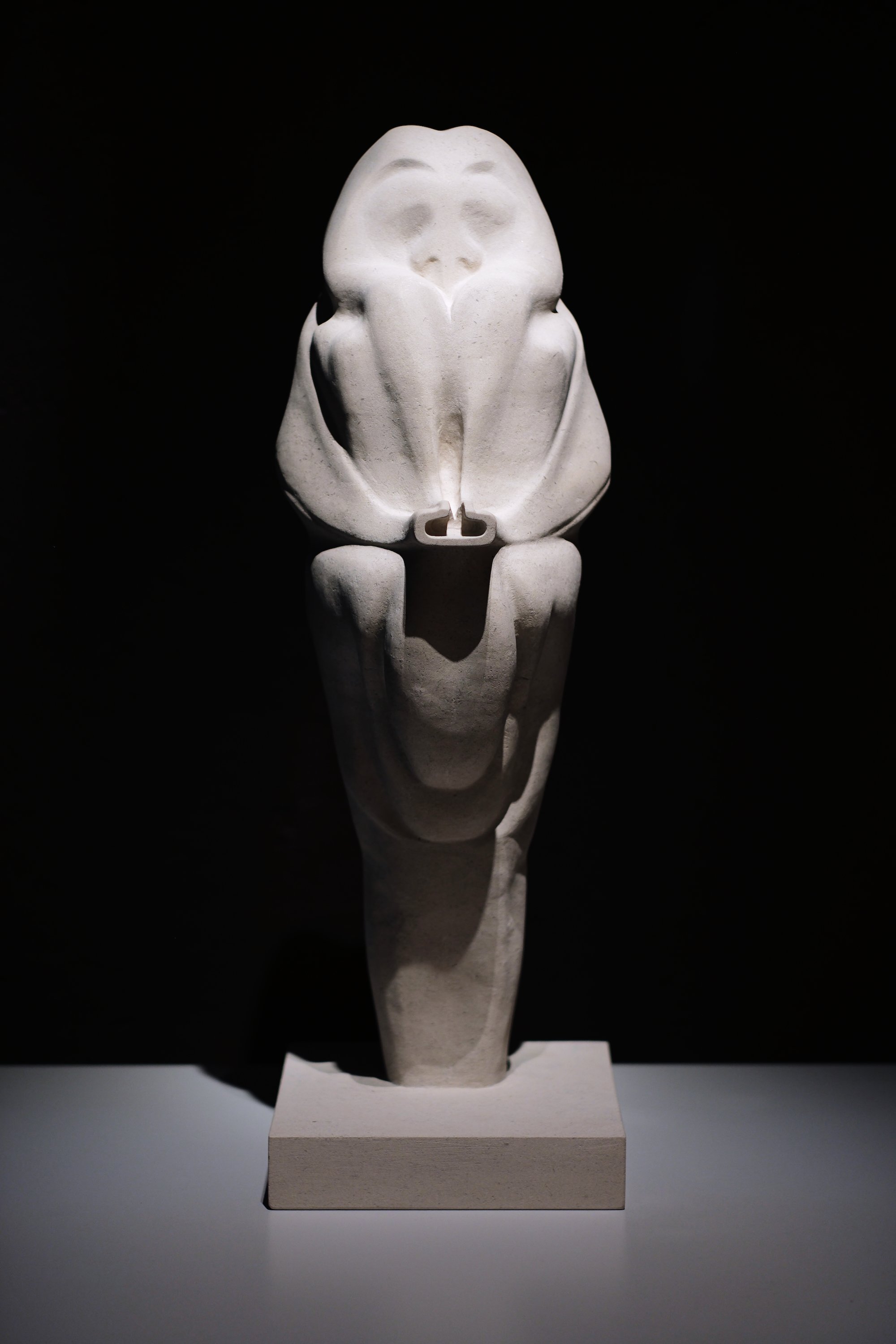Marguerite Humeau: Venus of Frasassi, a 10-year-old female human has ingested a rabbit’s brain, 2018. Frugtbar, Vejle Kunstmuseum, 2025. Foto: Davy Denke, Rytter &amp; Denke