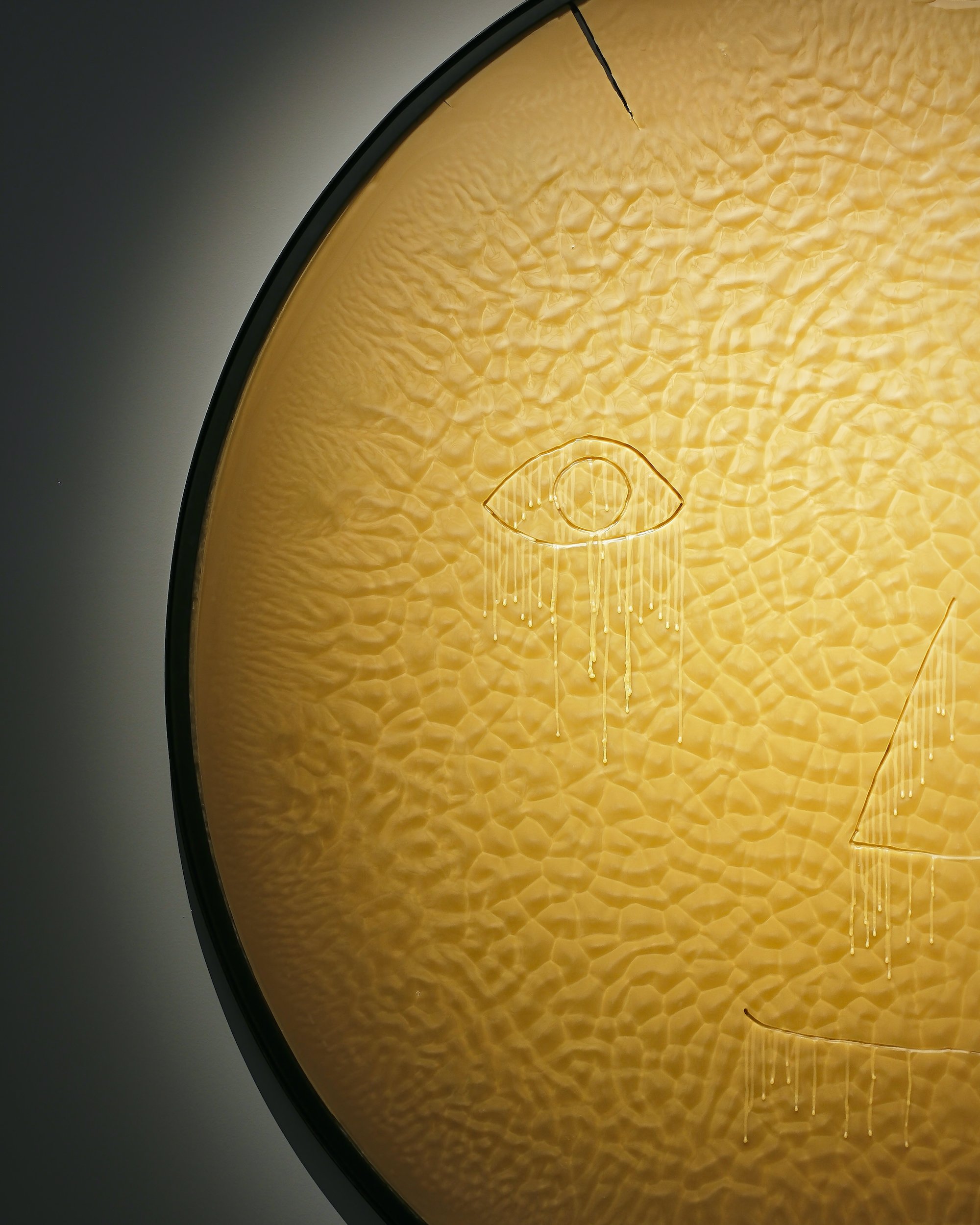 Detalje. Ida Kirkeby Schrader: Voksansigt, 2025. Frugtbar, Vejle Kunstmuseum, 2025. Foto: Davy Denke, Rytter &amp; Denke