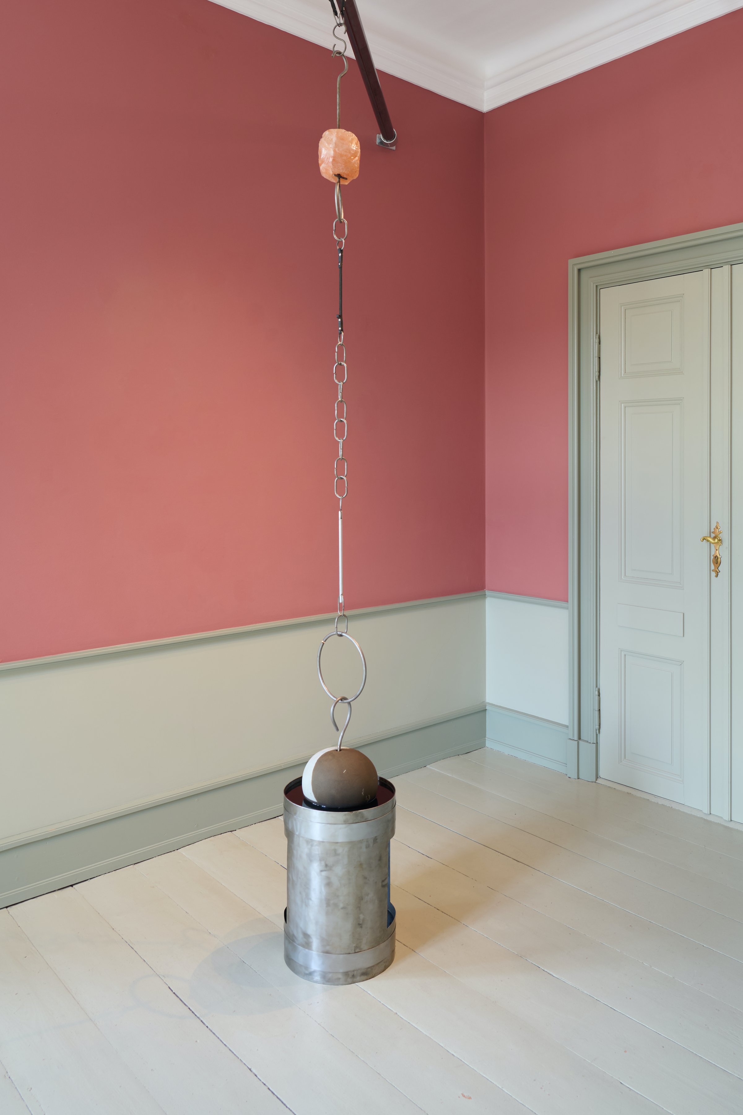 Purgatorium (skærsild), 2025<br />Ca. 361 x 34 x 34 cm<br />Sandstenskugle fra Vor Frelser Kirke, tjære, salt, stål, aluminium, læder