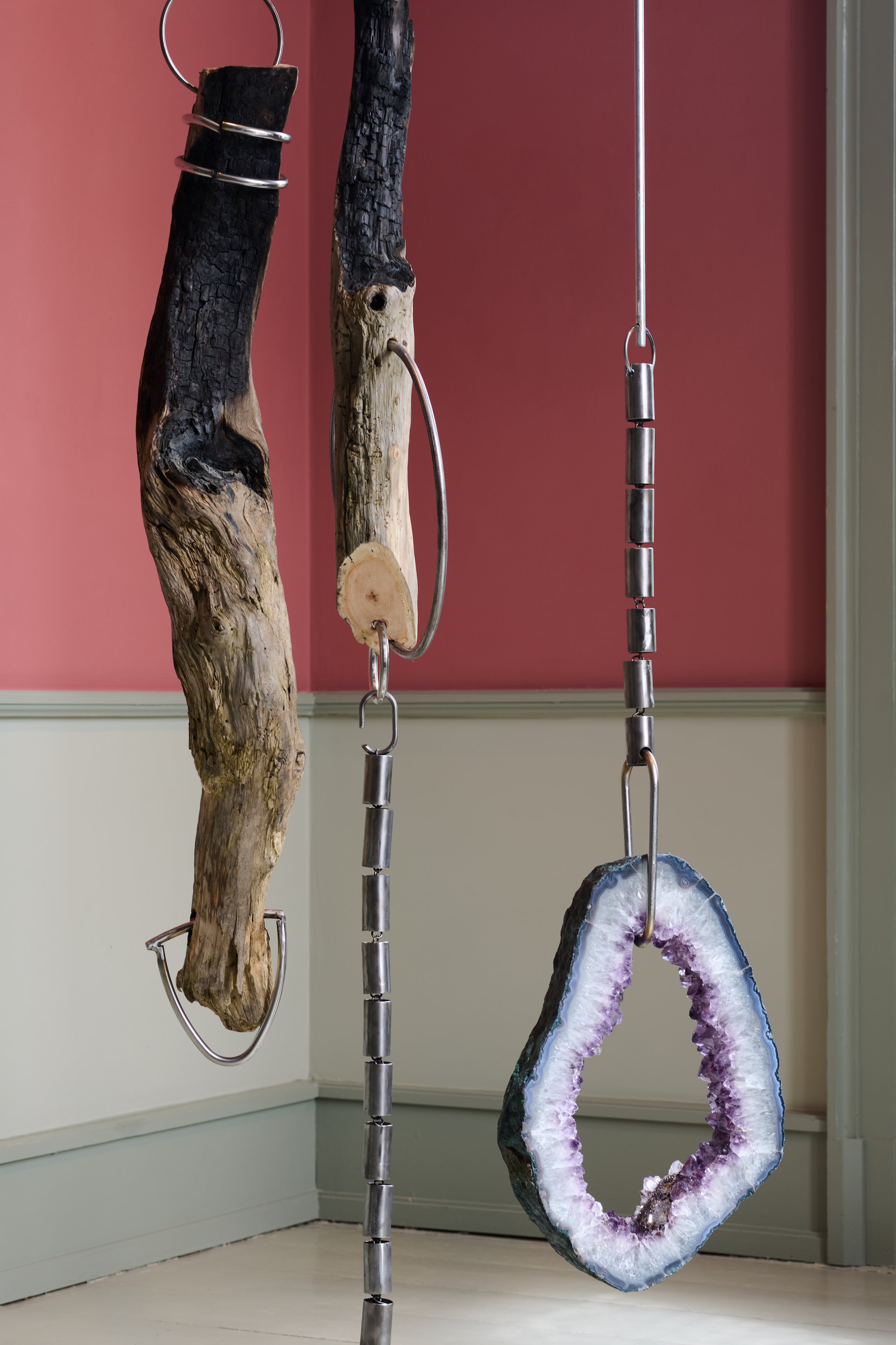 Detox, 2025<br />Ca. 365 x 75 x 24 cm<br />Brændt træ, amethyst, stål, rustfrit stål, aluminium, læder