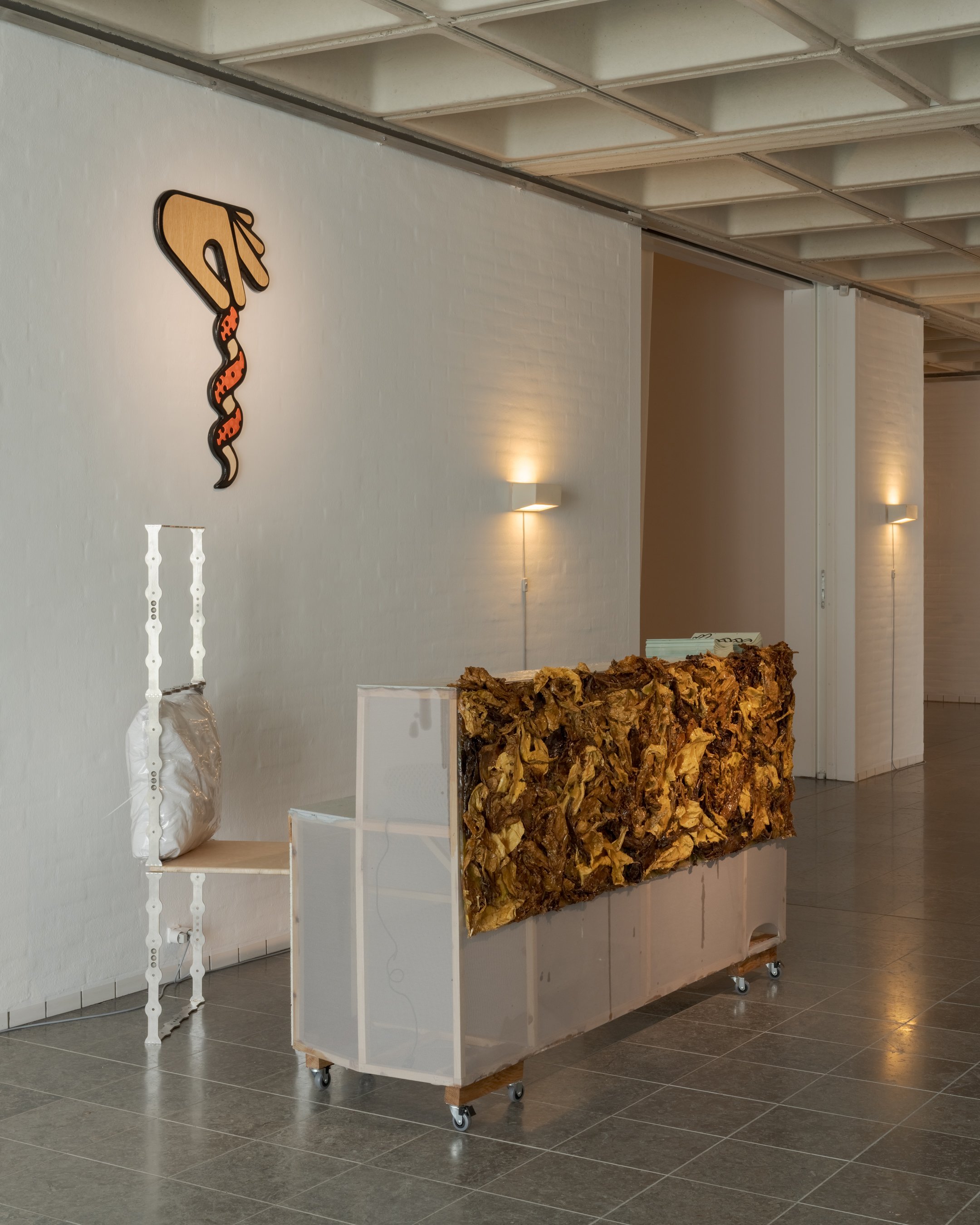 Du bliver mødt af en reception, når du entrerer Uffe Isolottos udstilling <em>Mælkeøje</em> på Holstebro Kunstmuseum.