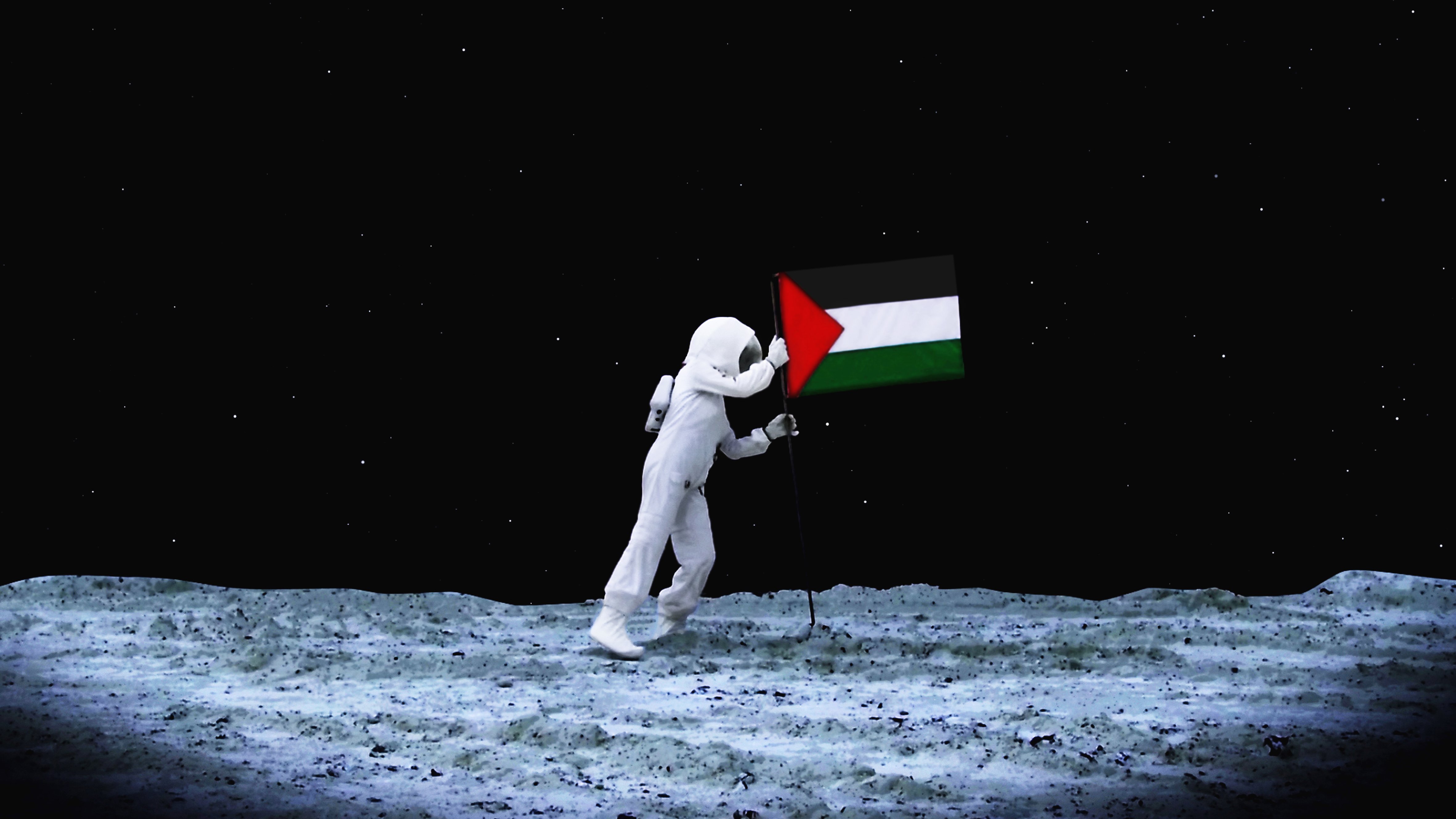 Larissa Sansour:<em> A Space Exodus</em> (2009). Filmen følger en palæstinensisk astronaut, der planter Palæstinas flag på månen. Courtesy of the artist.