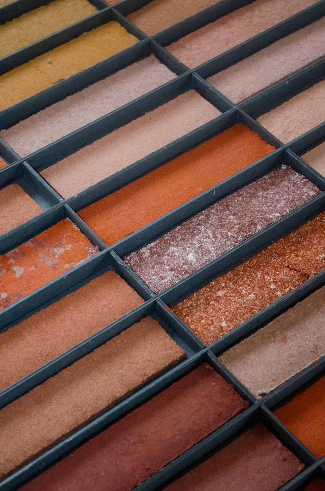 <i>Fra jord til jord</i>. Bord. Driftskontoret. Foto: Thomas Woltmann