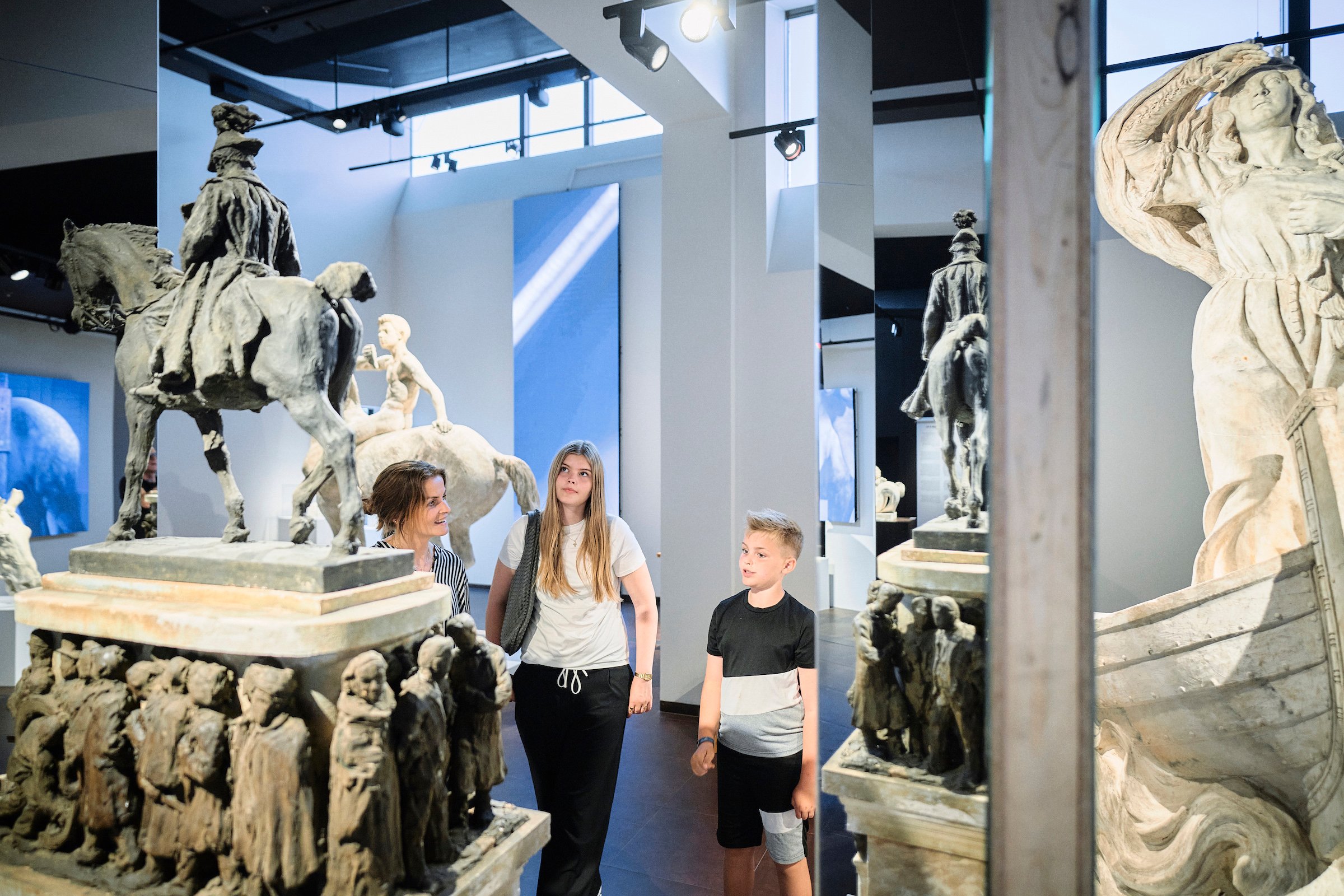 Installationsfoto fra udstillingen <i>At forme liv/Sculpting Lives</i>. Foto: Bjørn Koch Klausen.