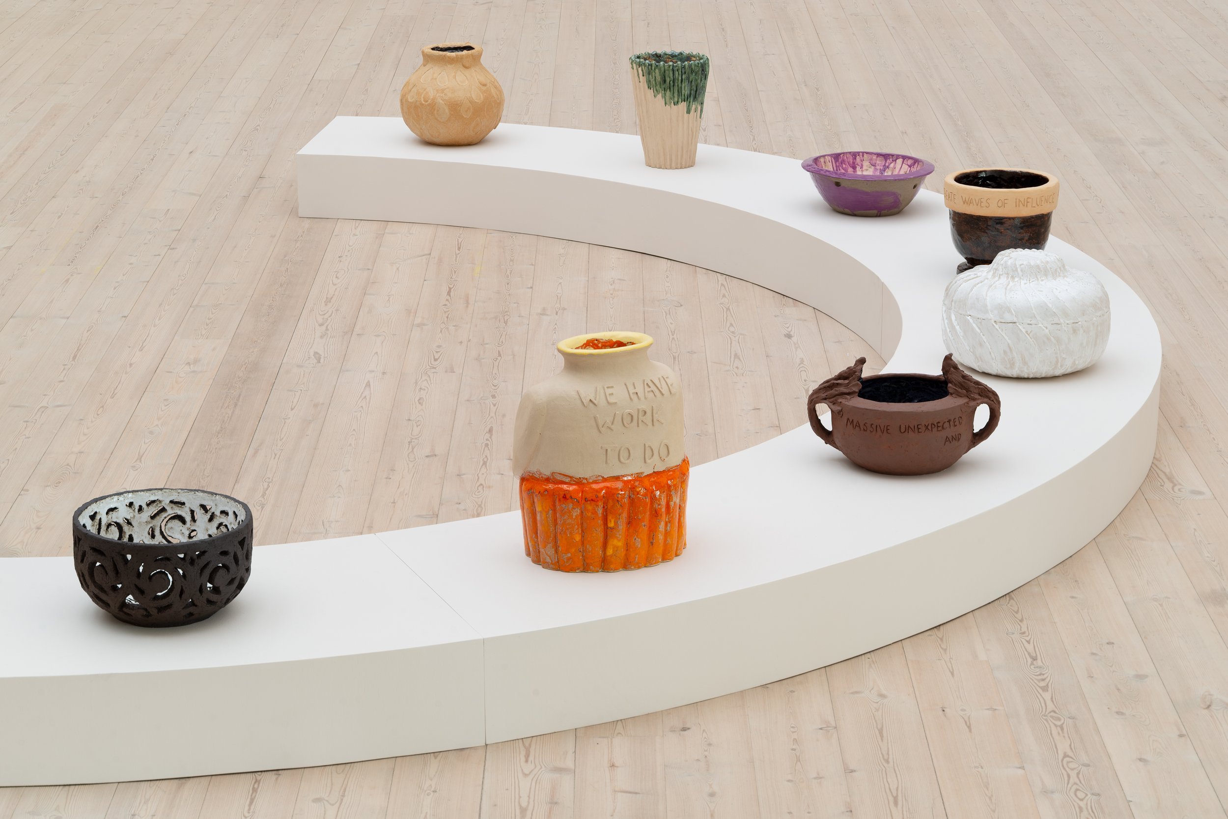 Udstillingen består også af keramiske skåle og krukker, der står på det halvcirkelformede podie i rummets midte. Foto: Jacob Friis-Holm Nielsen