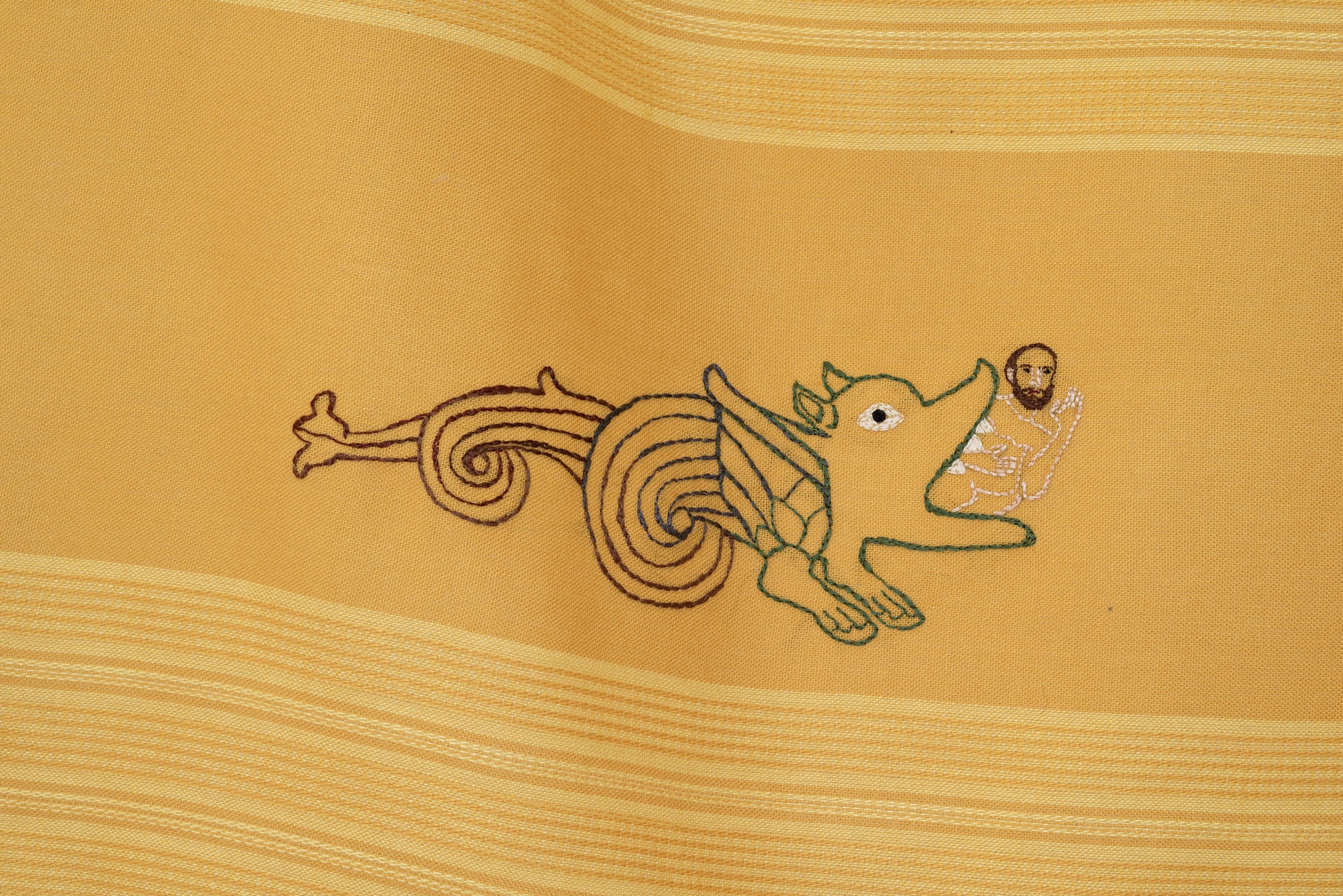 På mange af stofstykkerne er der broderet figurer. Foto: Jacob Friis-Holm Nielsen