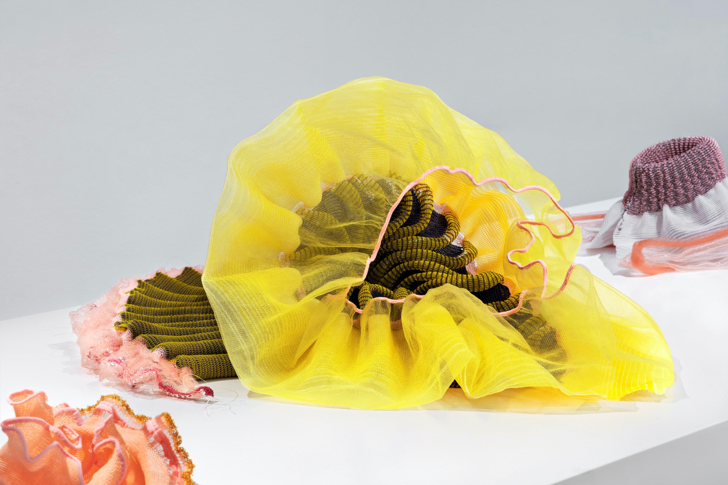 Drua Sif. Digital Echoes<i>. Strikkede tredimensionelle objekter fra den kunstneriske proces. Officinet 2025. Foto: Dorte Krogh.</i>