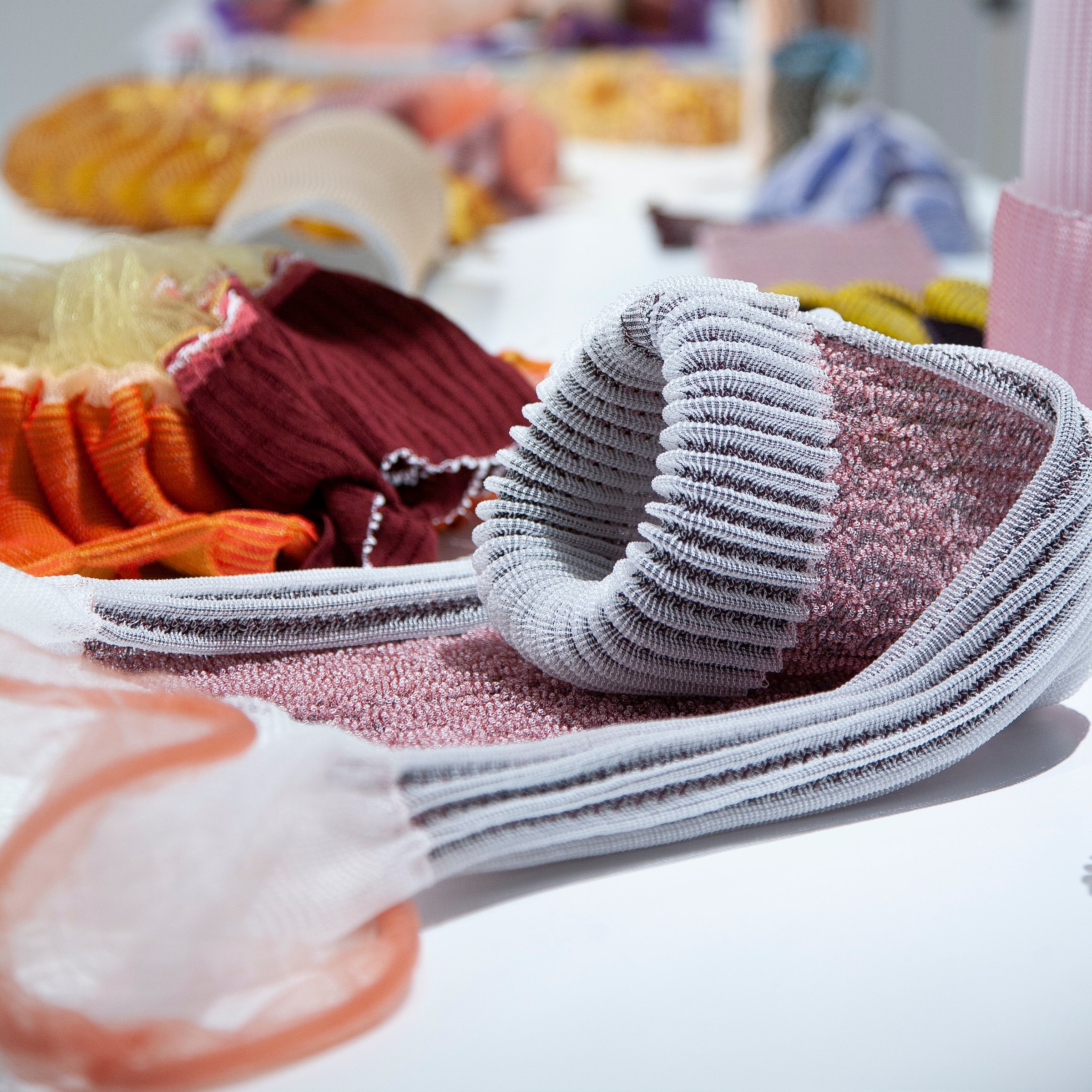 Drua Sif. Digital Echoes. Strikkede tredimensionelle objekter fra den kunstneriske proces. Officinet 2025. Foto: Pressefoto.