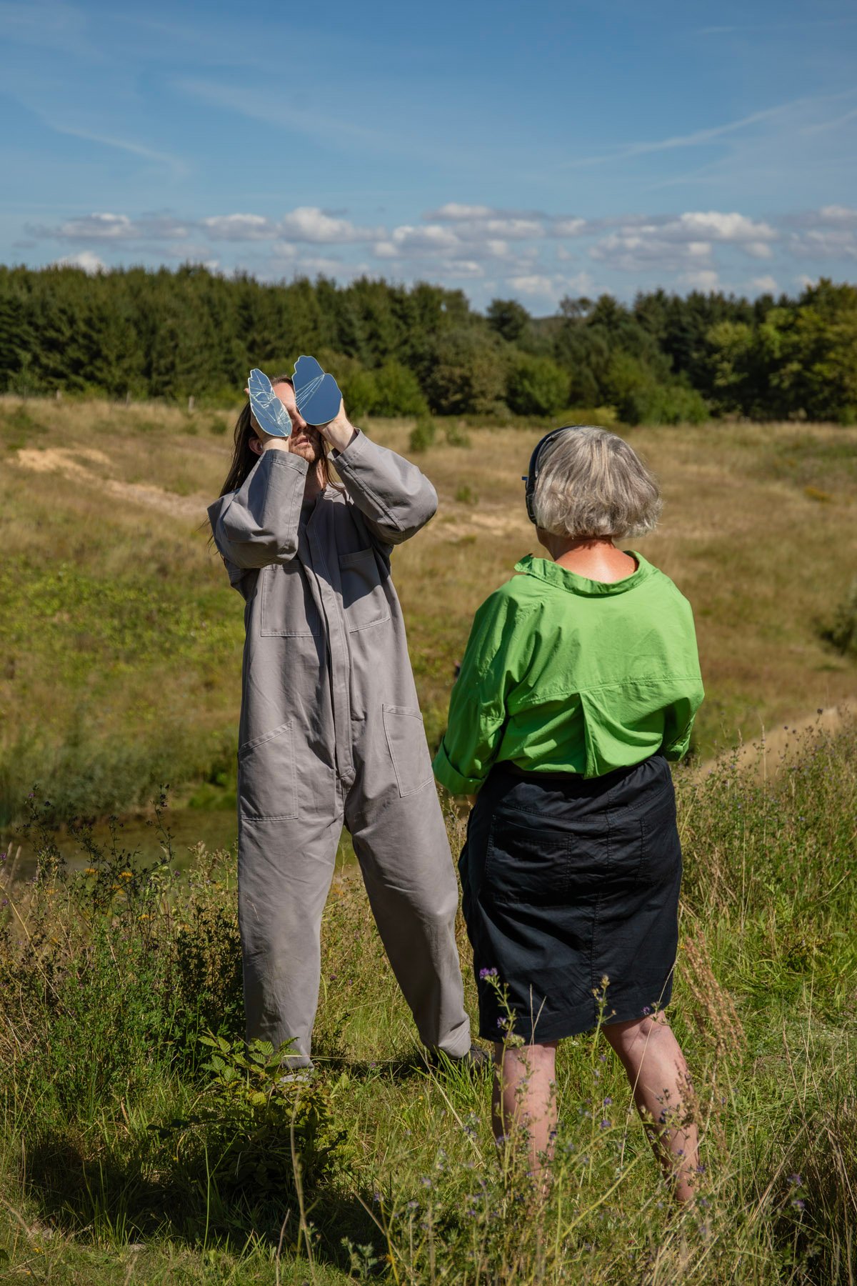 JONAS KJELDGAARD SØRENSEN, THE BATTLE OVER WHO OWNS THE SKY 2025. Performance: varighed 15 minutter. Styrofoam, A1, lakmaling, flint, spejl, LED-skærm.