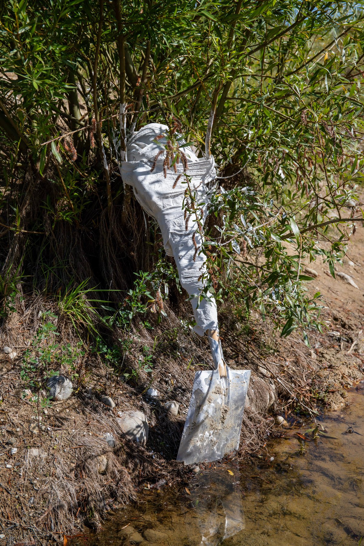 DORTE BUCHWALD, ÖDE, 2025. Secondhand materiale, som er gemt eller indsamlet gennem kunstnerens levetid. Noget repræsenterer erindringer og andet har andre stoflige eller fortællende kvaliteter. Noget er forarbejdet til værker, noget har også været udstillet tidligere og noget står som readymades, som de så ud da jeg fandt det. Desuden træ, beton, skruer, gipsgaze.