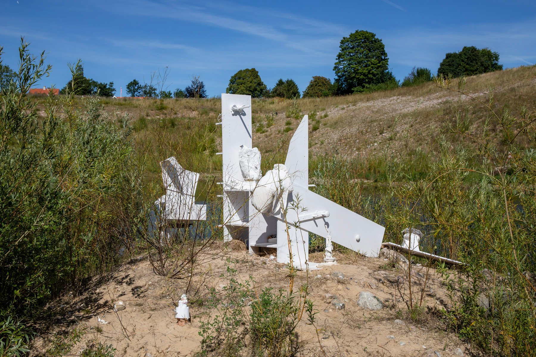 DORTE BUCHWALD, ÖDE, 2025. Secondhand materiale, som er gemt eller indsamlet gennem kunstnerens levetid. Noget repræsenterer erindringer og andet har andre stoflige eller fortællende kvaliteter. Noget er forarbejdet til værker, noget har også været udstillet tidligere og noget står som readymades, som de så ud da jeg fandt det. Desuden træ, beton, skruer, gipsgaze.