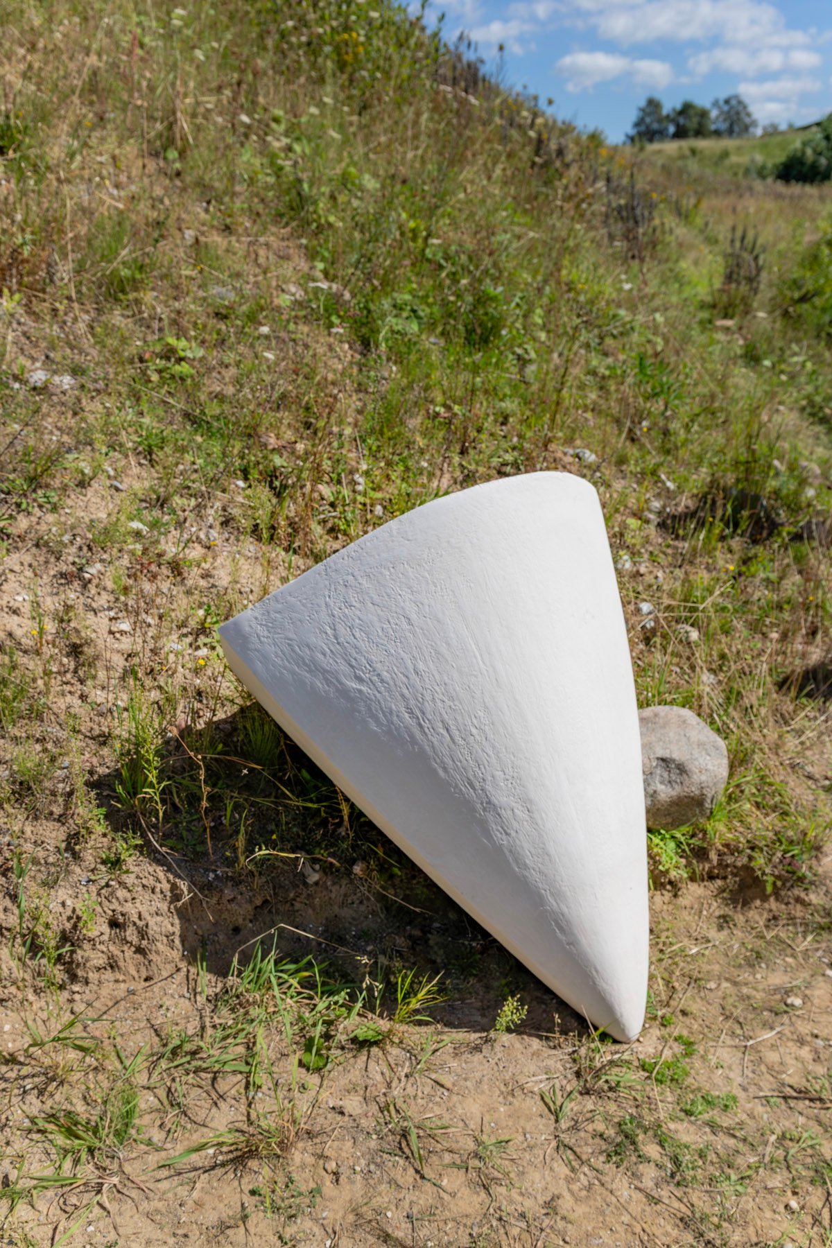 JONAS KJELDGAARD SØRENSEN, THE BATTLE OVER WHO OWNS THE SKY 2025. Performance: varighed 15 minutter. Styrofoam, A1, lakmaling, flint, spejl, LED-skærm.