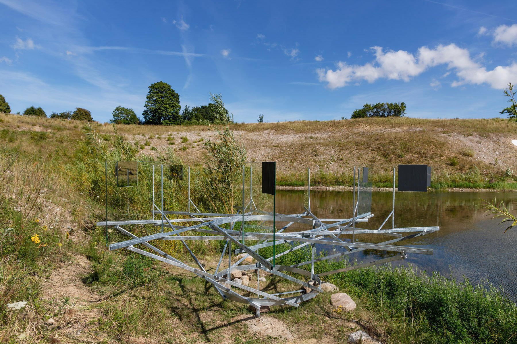 HEINE SKJERNING, INFINIT LOOP OF YOU, 2025. Galvaniseret stål, spejl og lamineret glas.