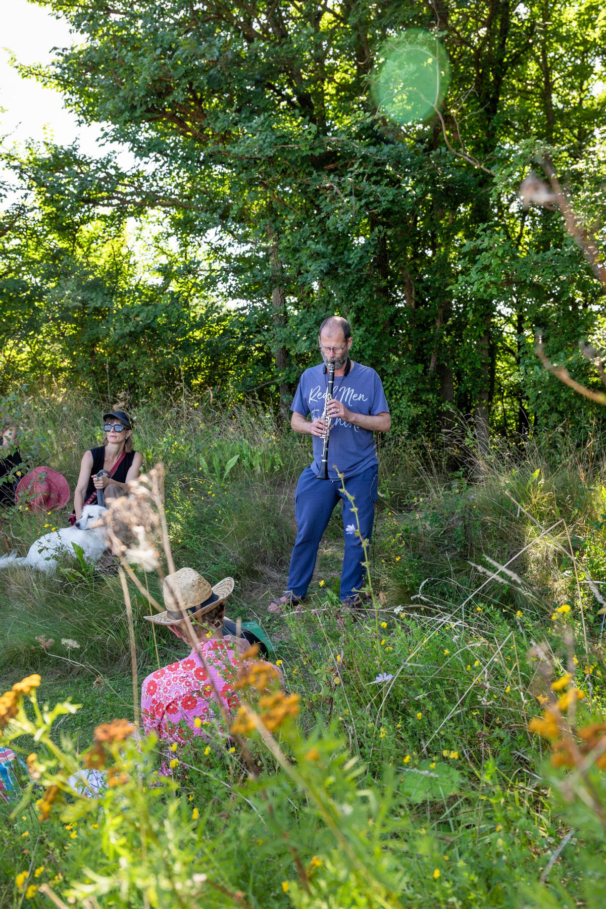 CASPER HERNÁNDEZ CORDES, TRÆETS DIALEKT, 2025. Performances : Lørdag d. 16/8 og søndag d. 7/9 2025 Performance/interaktiv koncert. Elektroakustik og improviserende klarinettist.