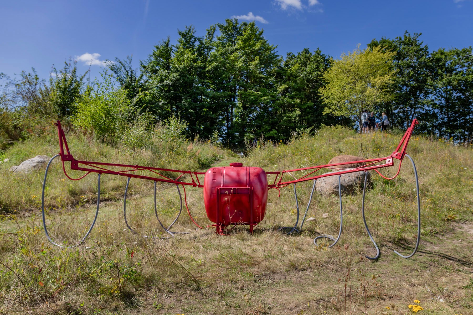 HANNAH TOTICKI, <i>LANDETS HJERTE</i> 2025. Modificeret brugt marksprøjte, maling, slanger, fundet materiale. Foto: Birk Thomassen.
