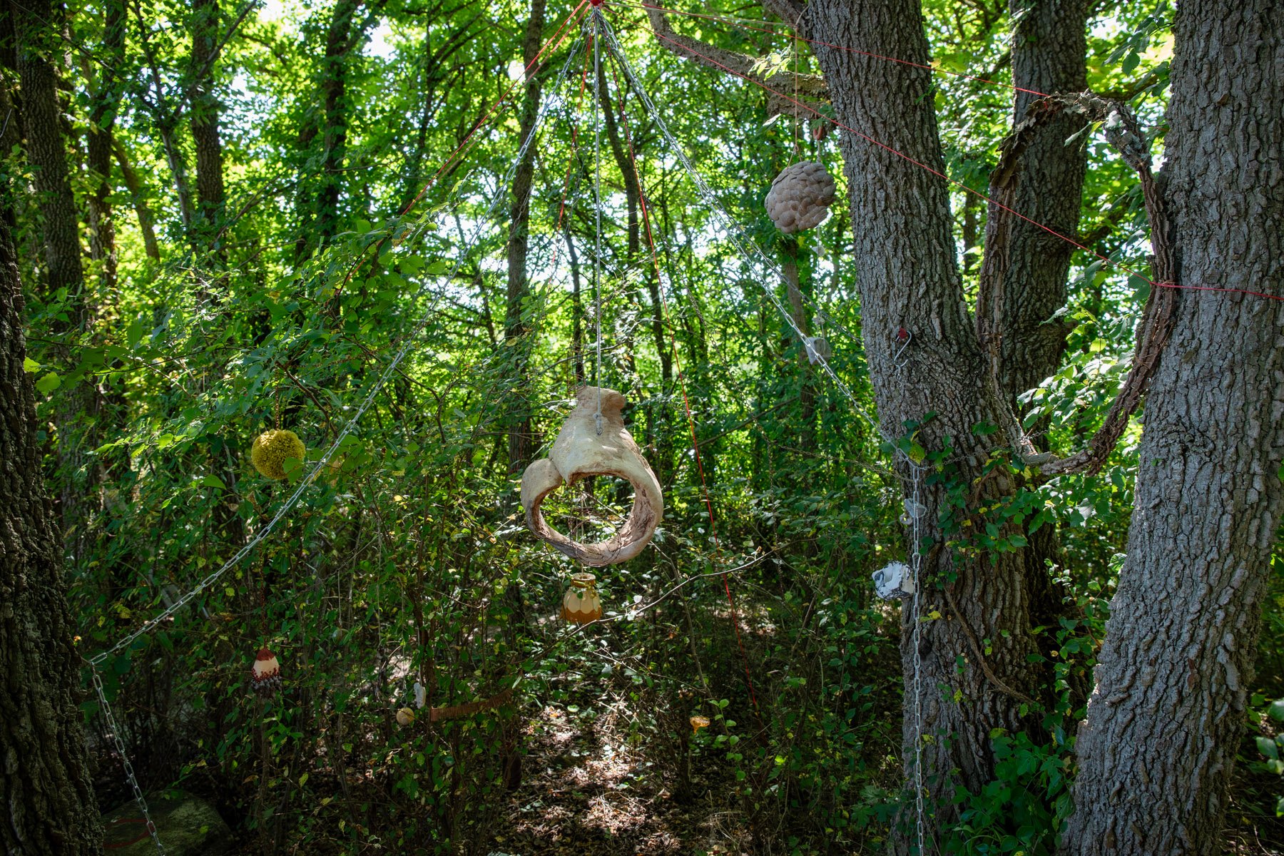 FREJA NIEMAN LUNDRUP, ANDETSTEDS, 2025. Træ, sten, kæder, fundne objekter etc.