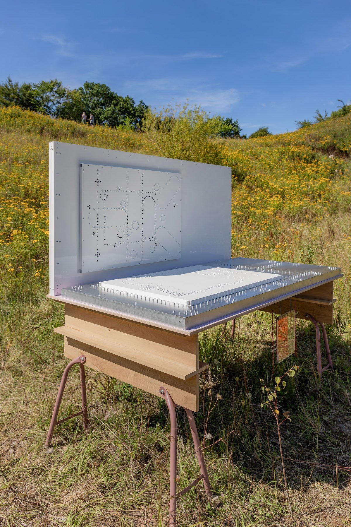 CLAUS EGEMOSE, BJARNAVI TAT LOH, Aluminium, pulverlak, spraymaling, støbeplade, egetræ, plexiglas. Foto: Birk Thomassen.