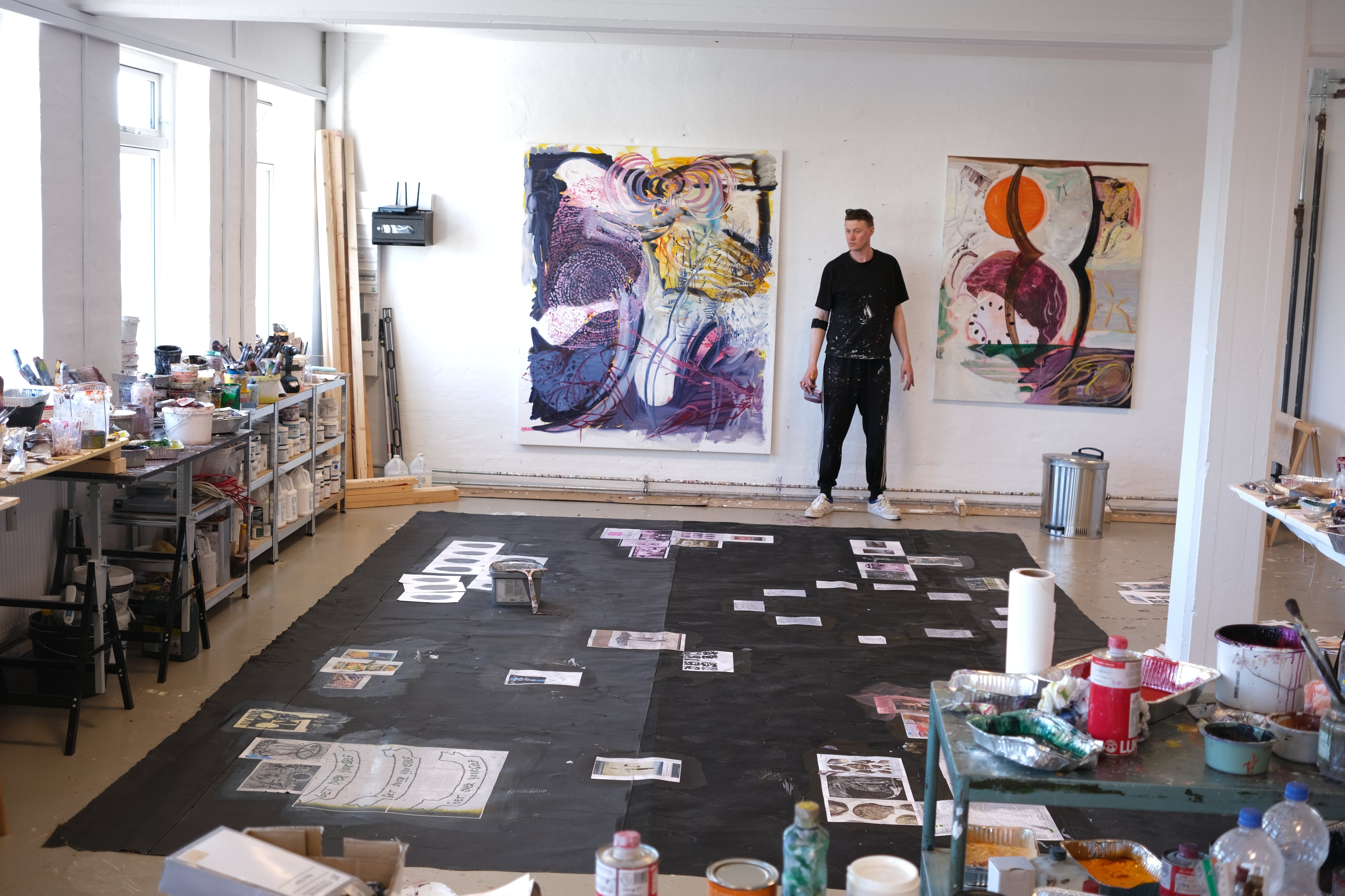 Asger Harbou Gjerdevik i sit atelier under arbejdet op til sin udstilling <em>In Motion</em> på Alice Folker Gallery. Foto: Jakob Storm.