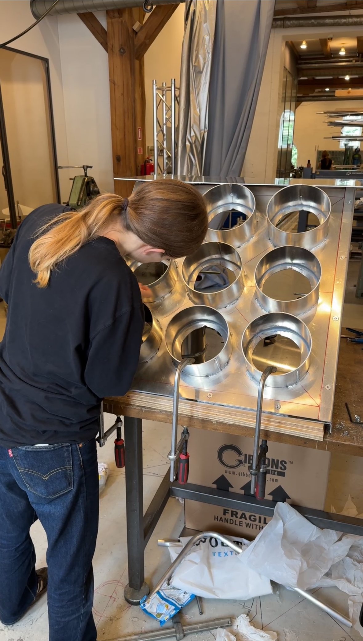 <em>Marie Munk i Metalværkstedet på Statens Værksteder for Kunst, arbejdende på værket til Golden Days. Foto: Lærke Kartvedt.</em>