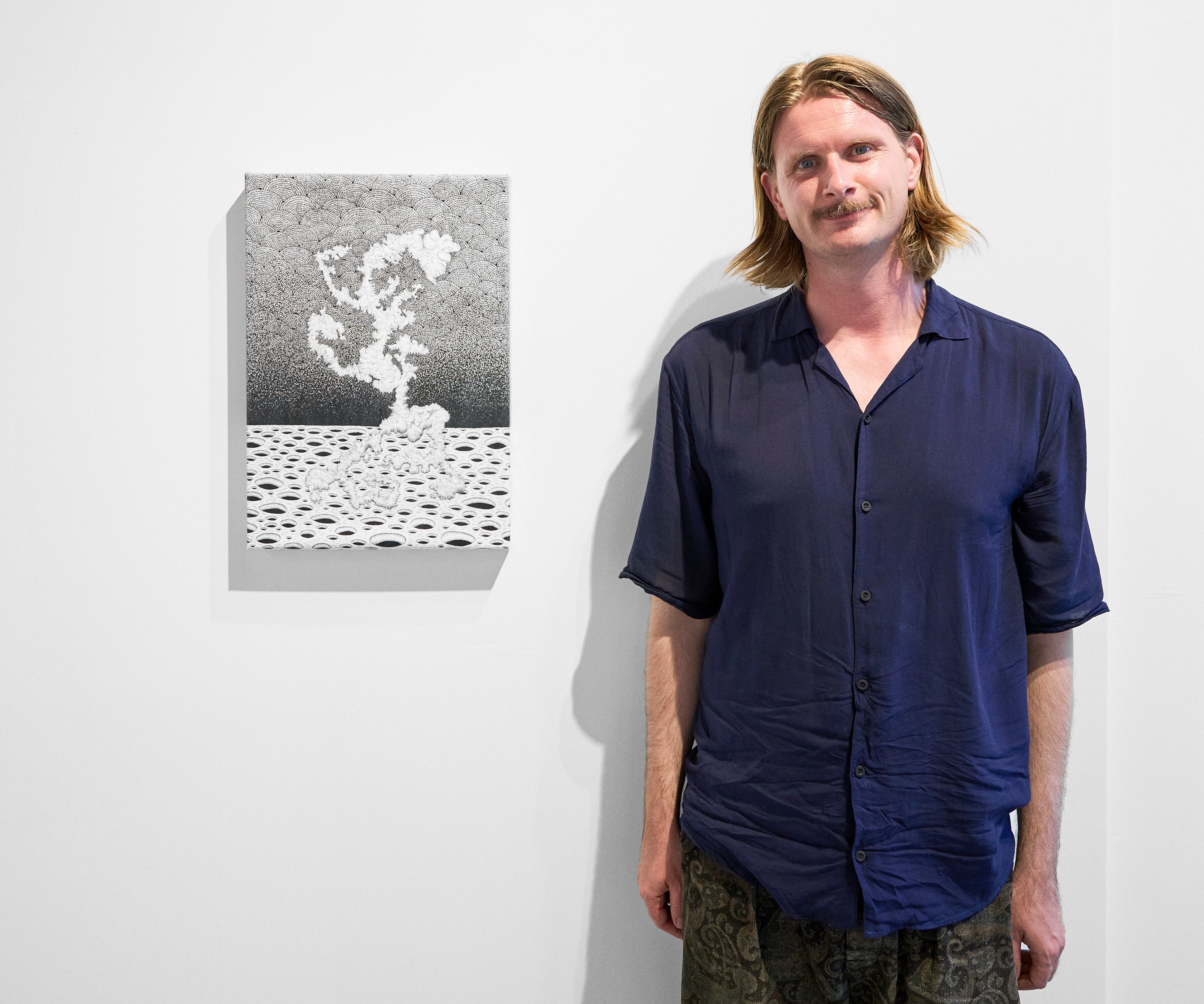 Stefan Bakmand under ferniseringen af sin udstilling <em>Bybliomøbisk amøblement</em> på Albert Contemporary. Foto: Sofie Ehrhorn.