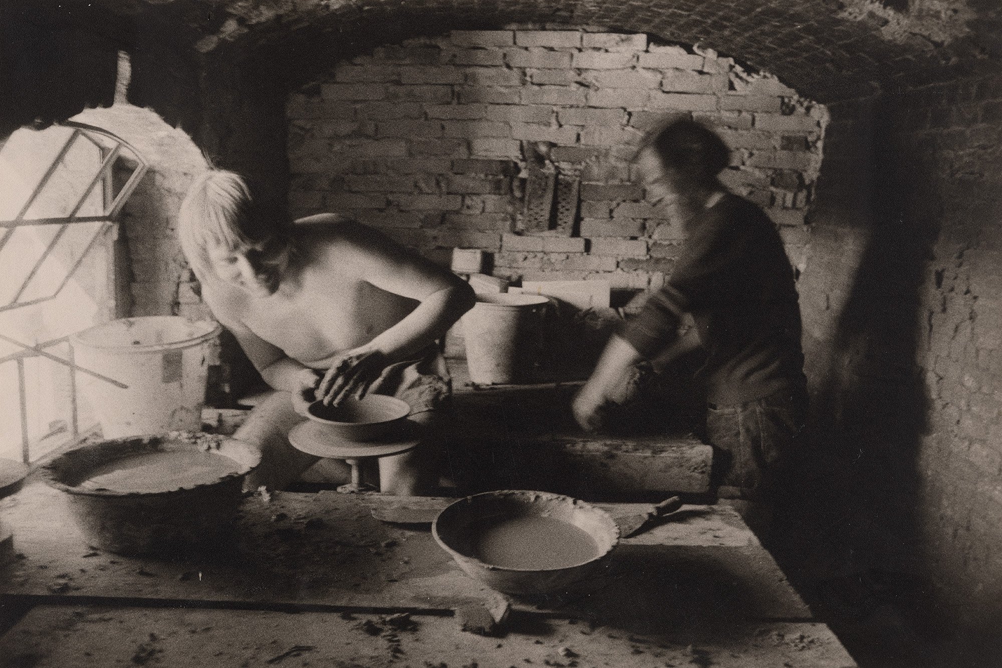 Scener fra kollektiv i teglværks-ringovn på Sydmors, 1976.