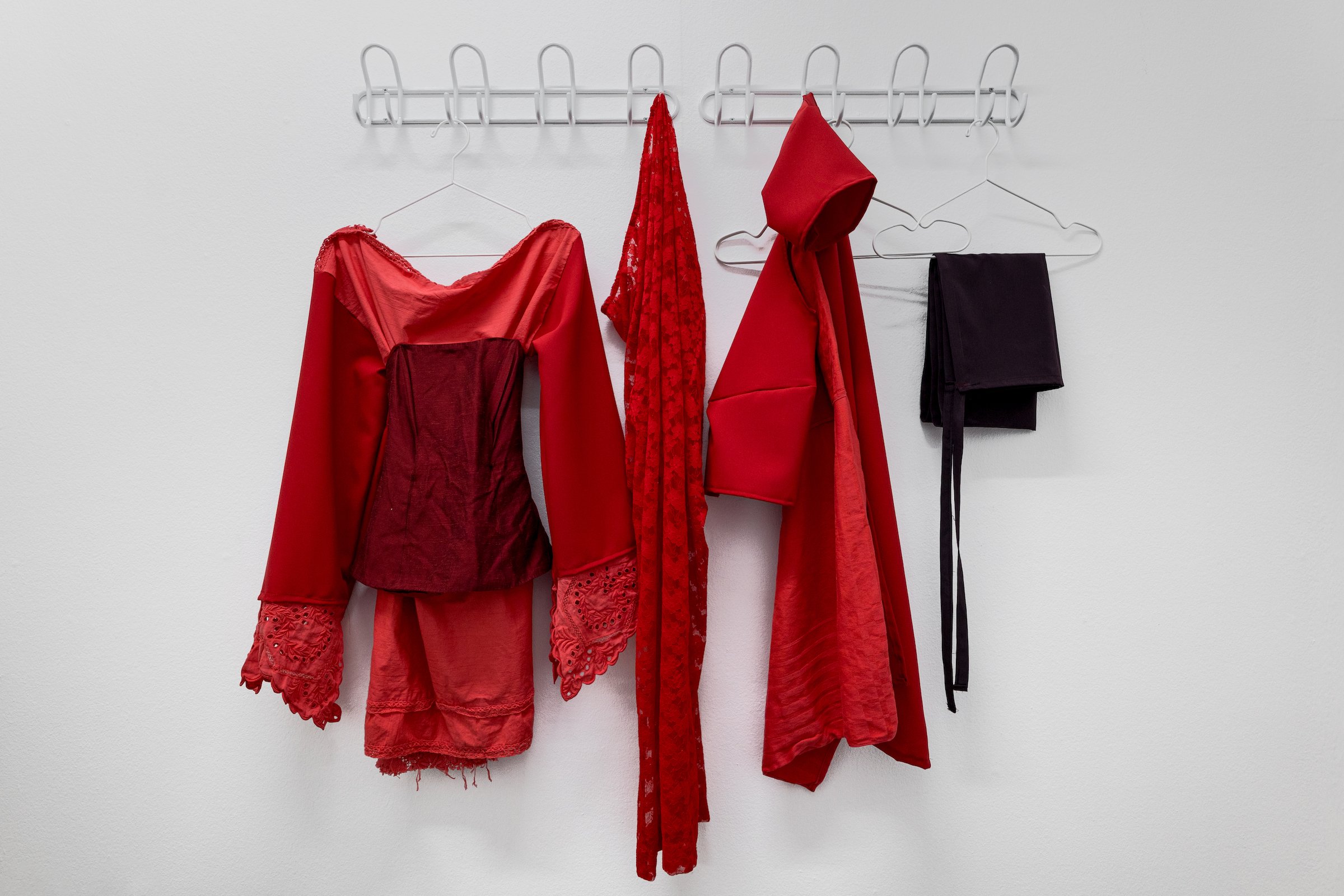 Johanne Stoffersen, <i>SERVICE!</i>, 2025. Tekstil, polyester, metal. Foto: Morten Underbjerg.