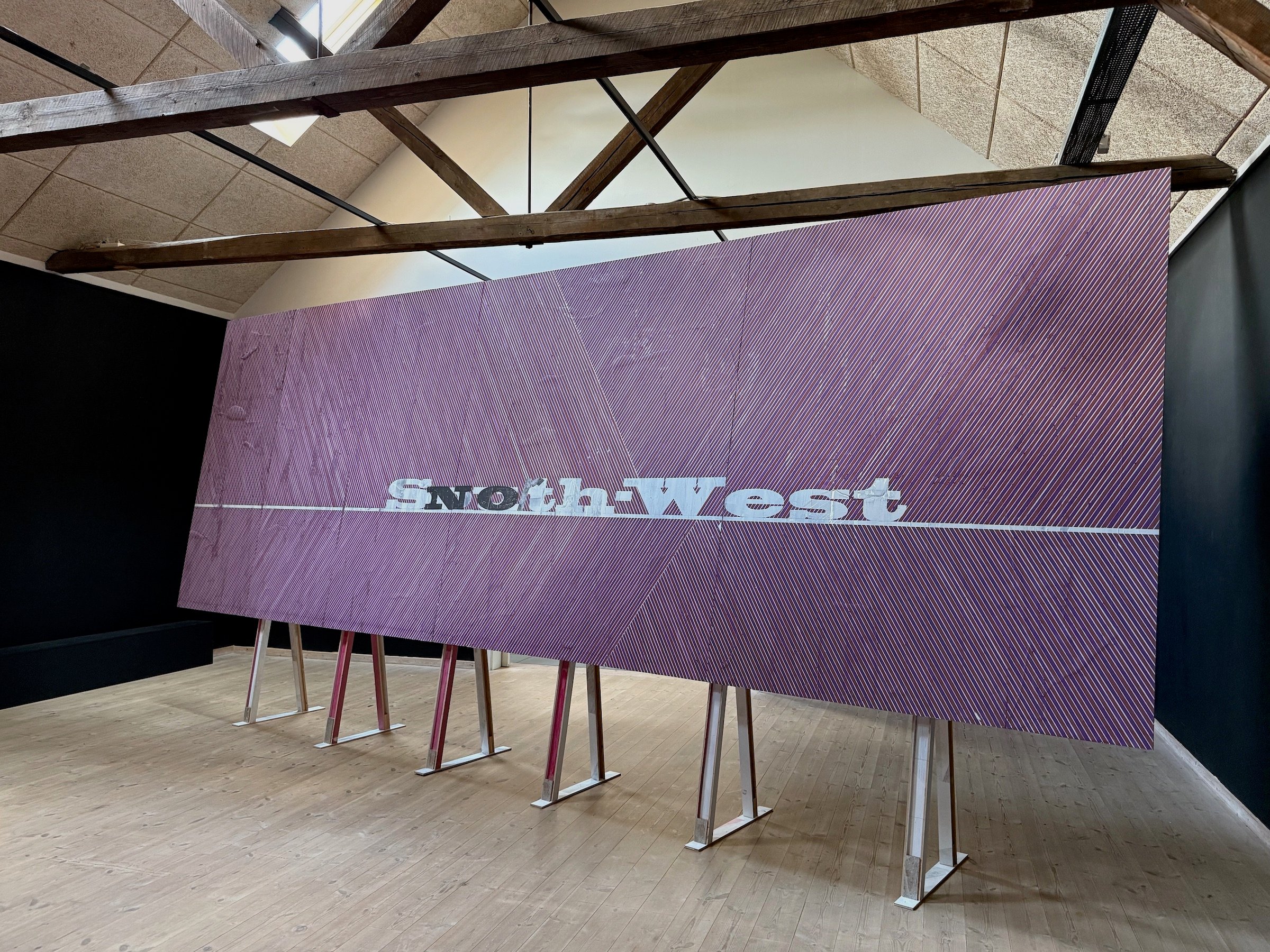 Michael Mørk, <i>SouthWest NOrth West</i>, 2021-2025. Mixed medie/ krydsfiner, 259 x 592 cm. Foto: Michael Mørk.  