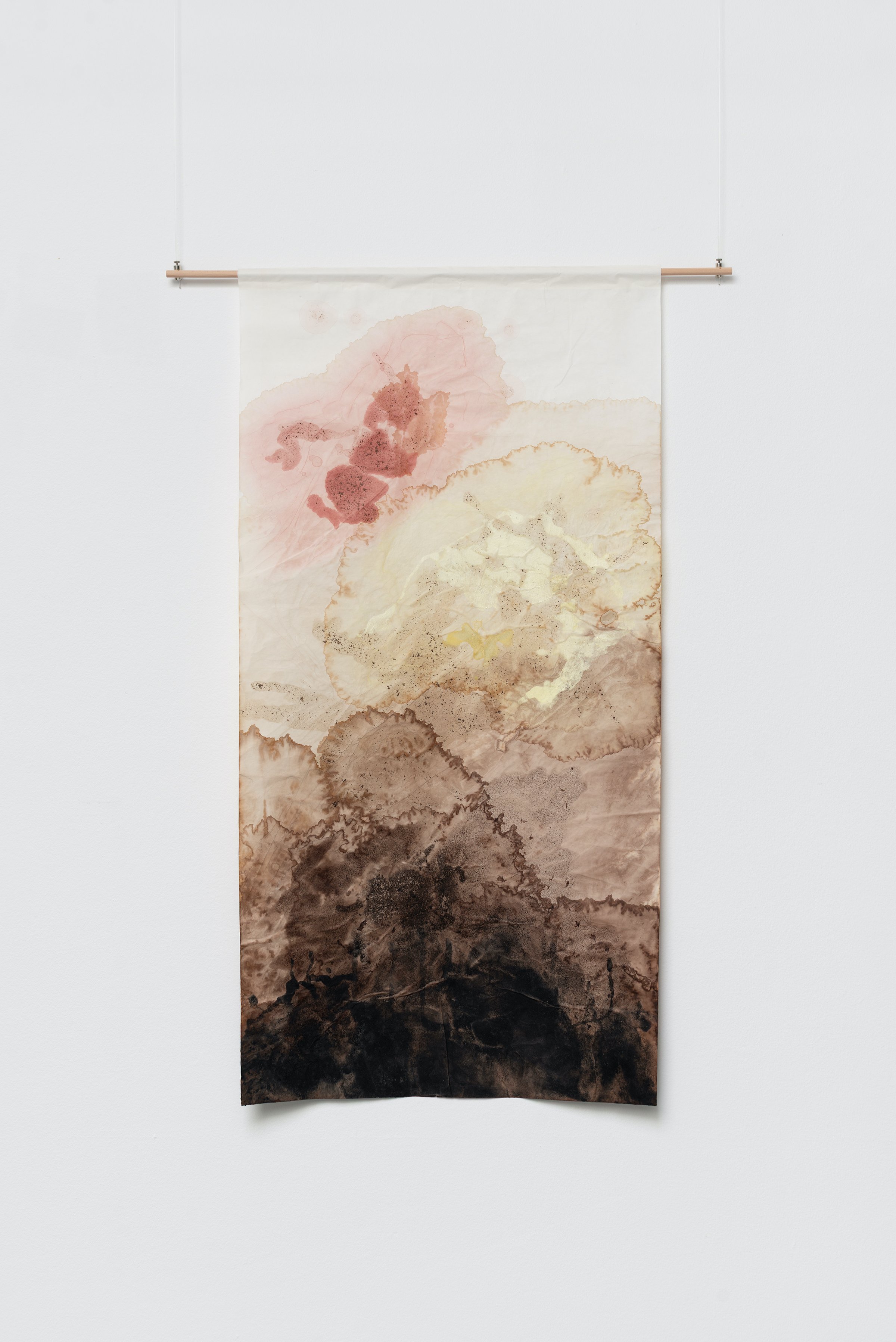 Cecilia Westerberg, Kinesisk kalligrafipapir. Aske, agern, perlemor og kraprod, 2025. Foto: Jacob Friis-Holm Nielsen