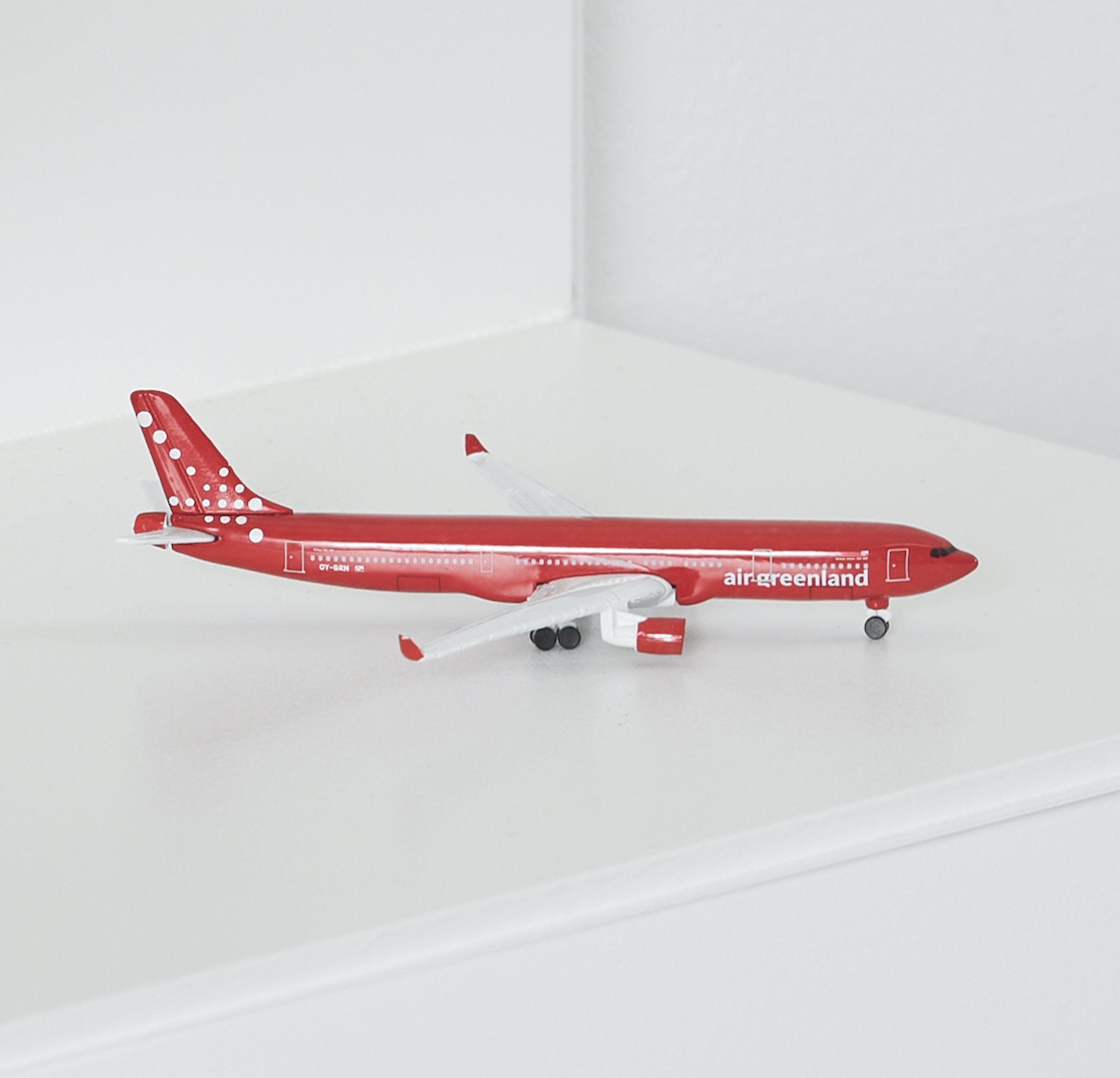 Martin Brandt Hansen. <i>A dream of Mitsivarniannga</i> (detalje), 2023. Stentøj, plastik, rypevinger, flymodeller.
