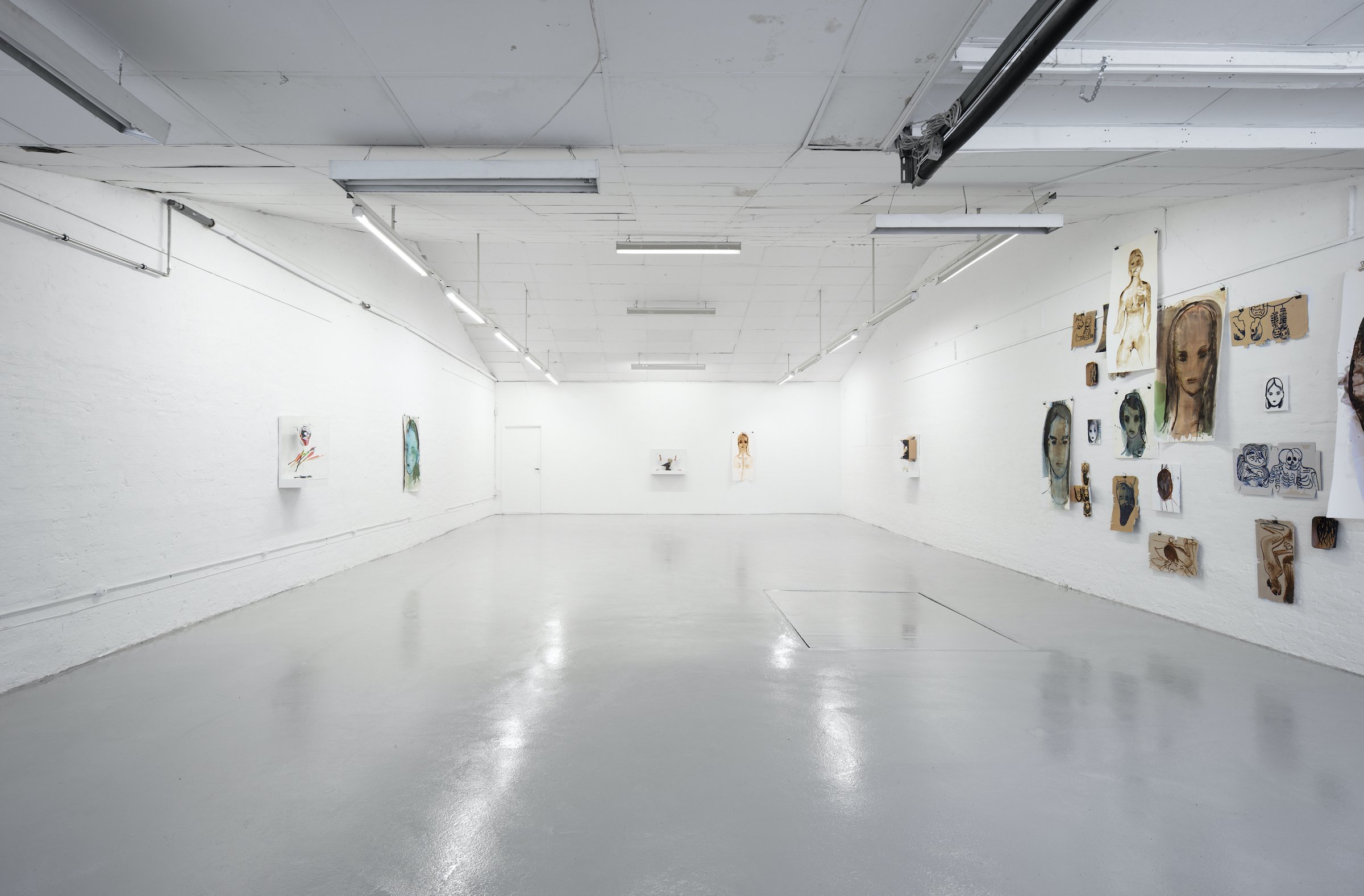 <i>AUTONOMI</i> (installationsskud), Orsolya Bagala / Martin Brandt Hansen, Ringsted Galleriet, 2025. Foto: Morten Jacobsen.