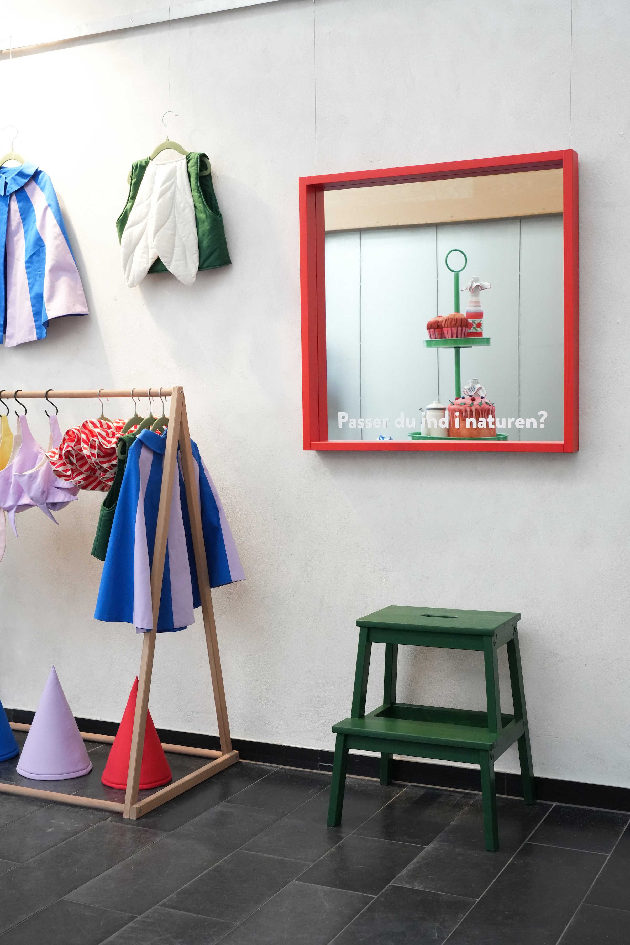 Udklædning designet af Maduko. Fra udstillingen Den lille natur, Vandrehallen Kunsthal, 2025. Foto: Thomas Degner