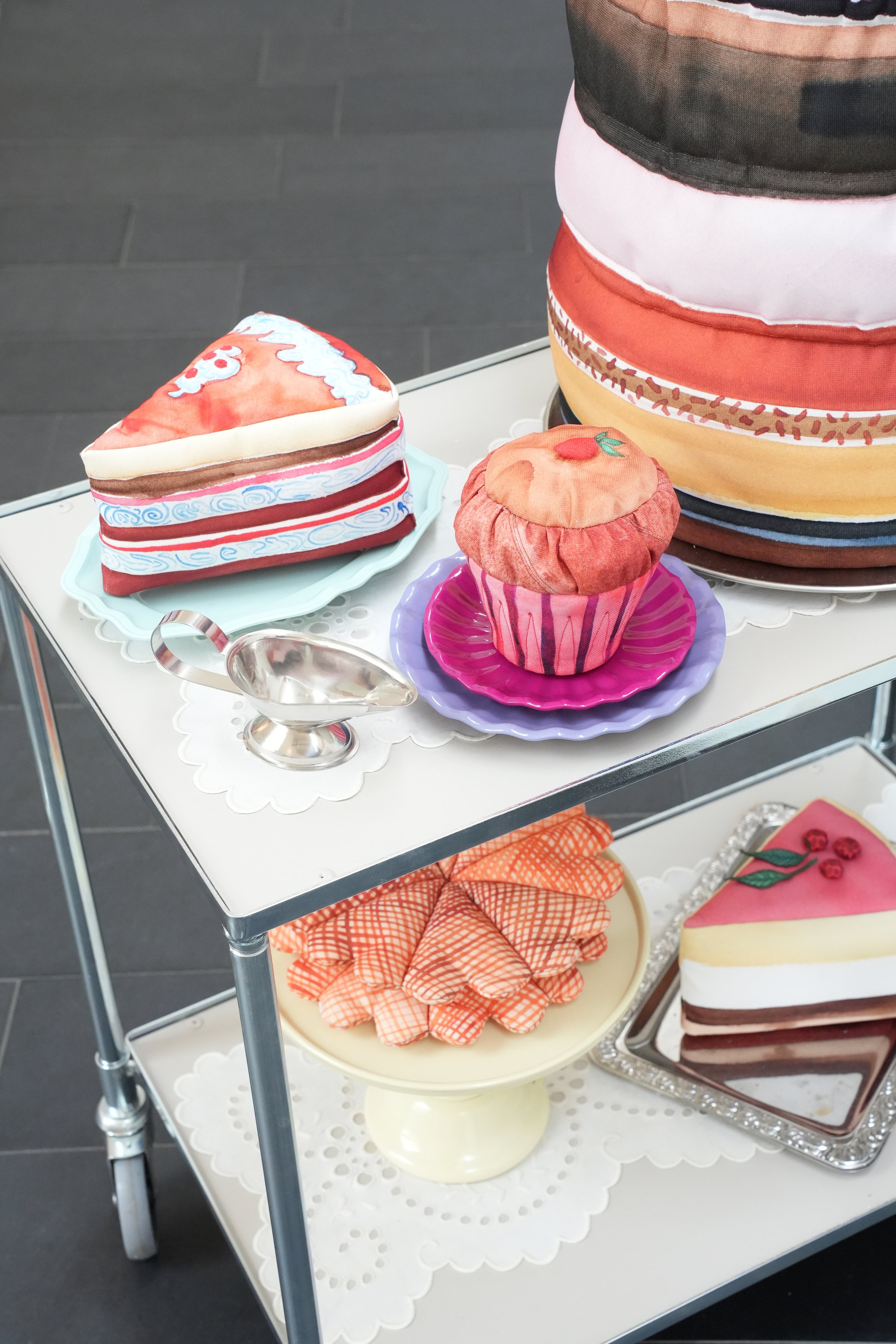 Håndsyet legemad efter Lena Nicolajsens originale værker. Syet af Zofia Zelazn. Fra udstillingen Den lille natur, Vandrehallen Kunsthal, 2025. Foto: Thomas Degner