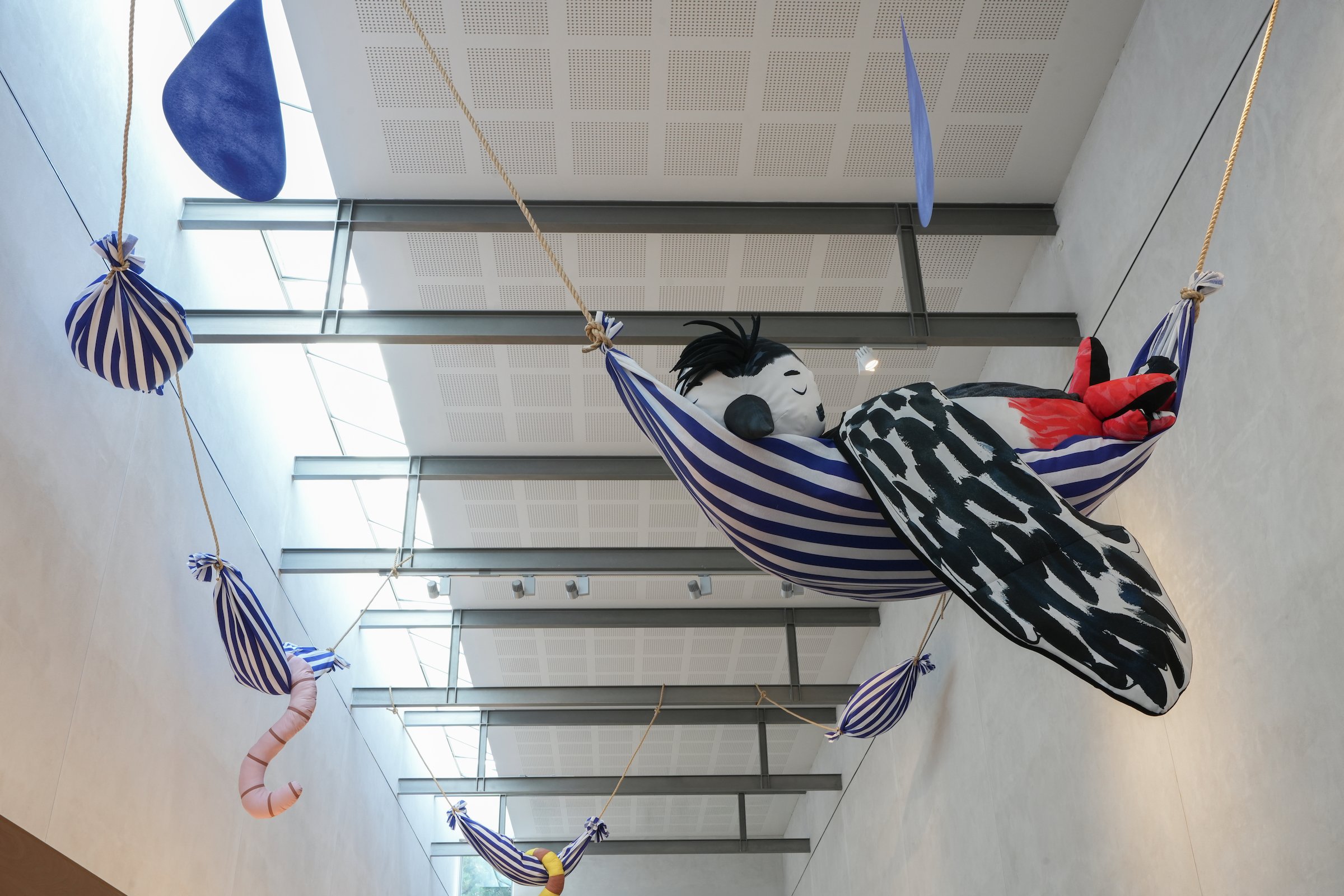 Håndsyet spætte ud fra Lena Nicolajsens egne penselstrøg. Fra udstillingen <i>Den lille natur</i>, Vandrehallen Kunsthal, 2025. Foto: Thomas Degner
