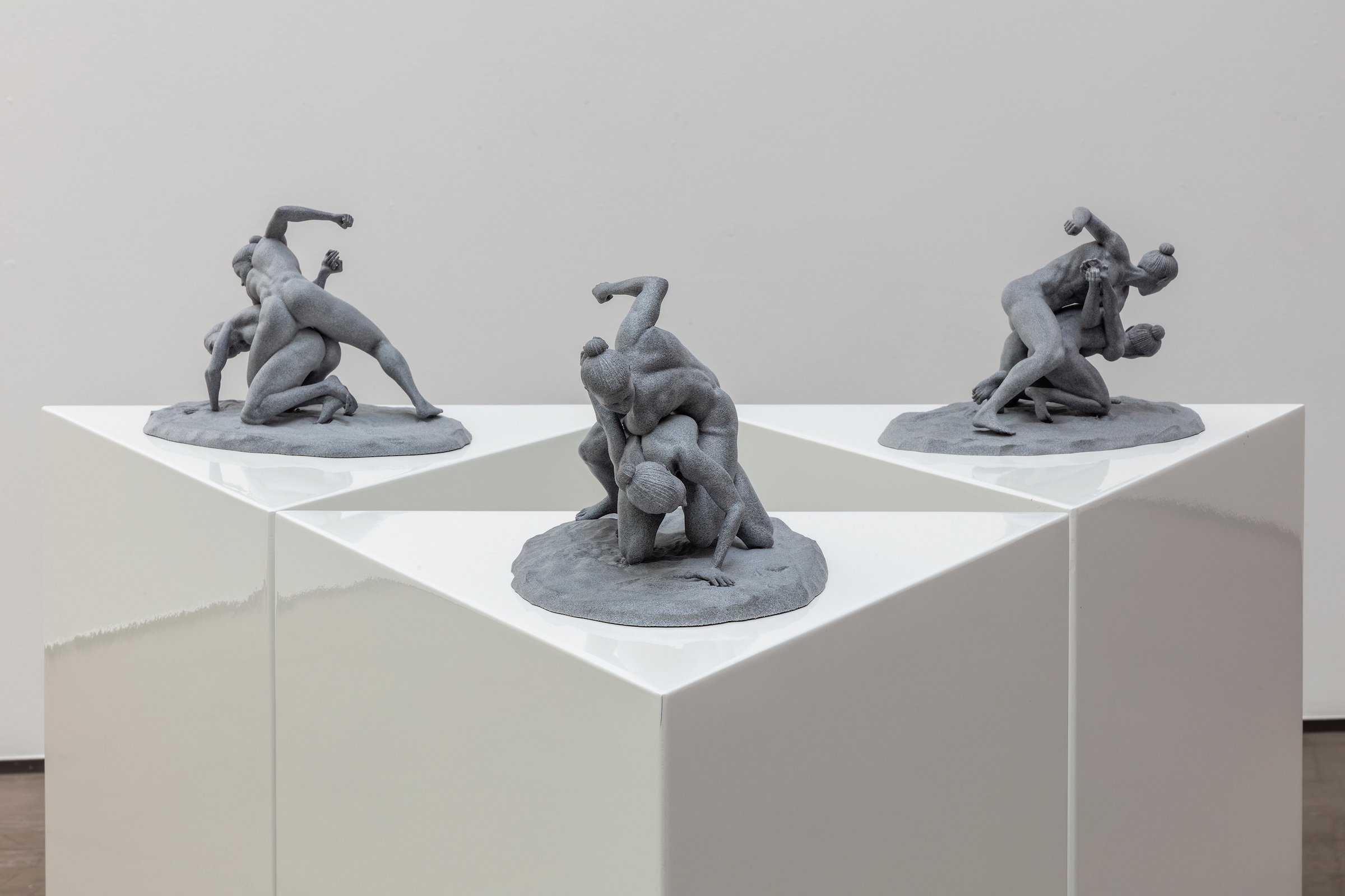 Ditte Ejlerskov, <i>The Standing Fight (Raw Grey)</i>, 2022. 3 x 3D printed sculptures in HP MJF PA12, 22 x 14 x 14 cm. Tilhører Vendsyssel Kunstmuseum. Foto: Niels Fabæk.