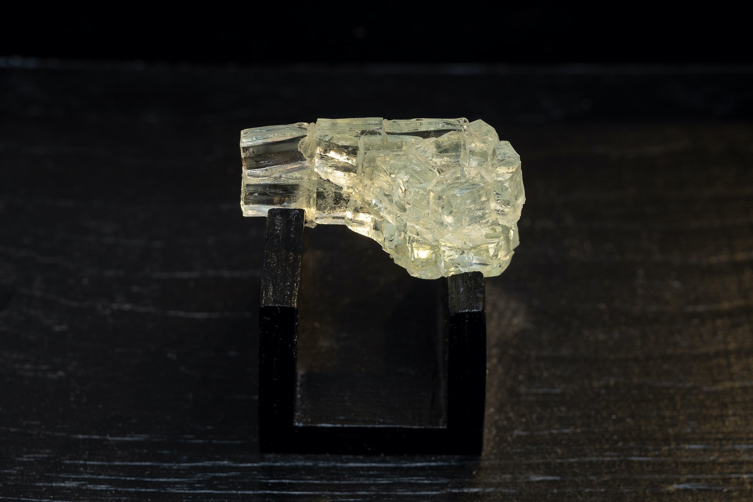 Kaisa Luukonen, <i>MALTA 3/12/2019</i>, sikkerhedsglas/ silikonelim/ krydsfiner, 4 x 4 x 7 cm, 2020. 
Photo: Hendrik Zeitler.