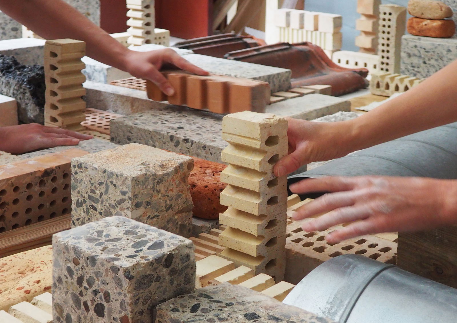 Cecilie Morsbøl & Thelma Slaattoo, <i>Hands On</i>. Foto: Slaatto Morsbøl.