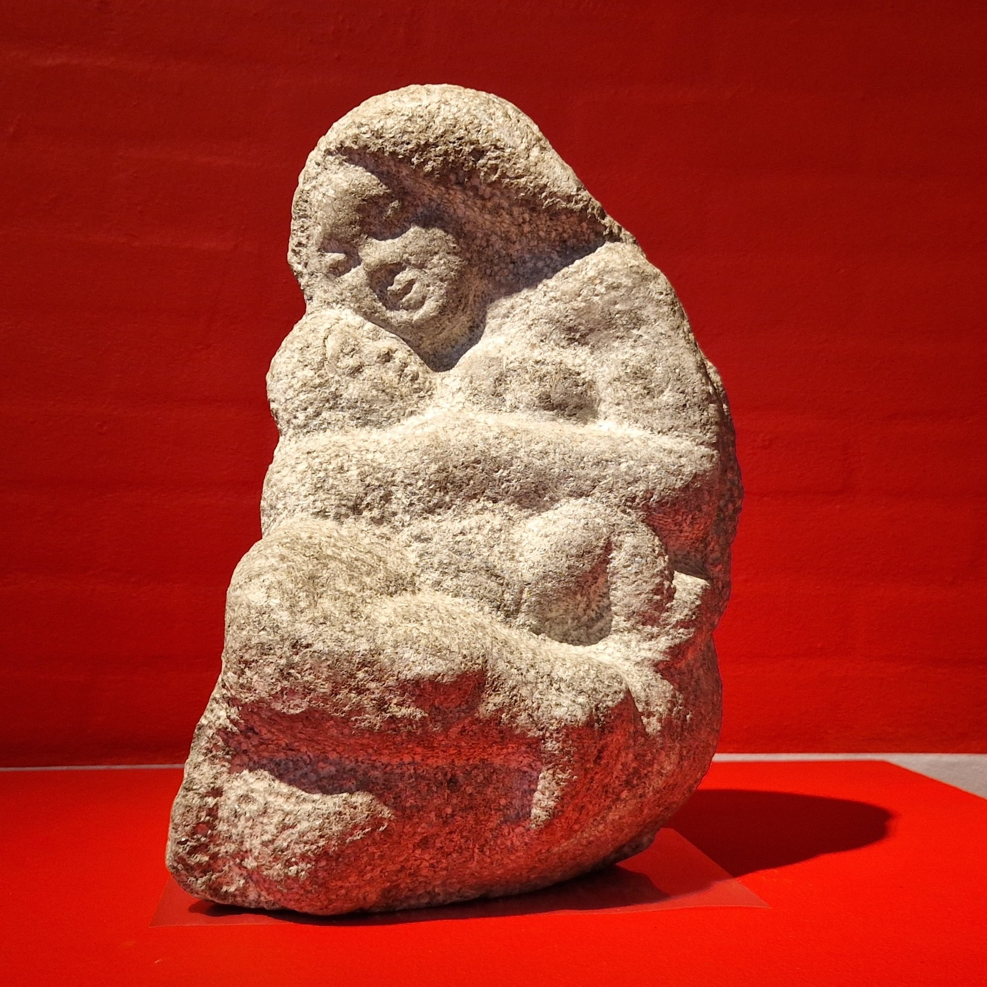 Hans Lynge, Madonna fra Paatusoq, 1967. Grønlandsk fedtsten, Installationsfoto: Museet for Religiøs Kunst