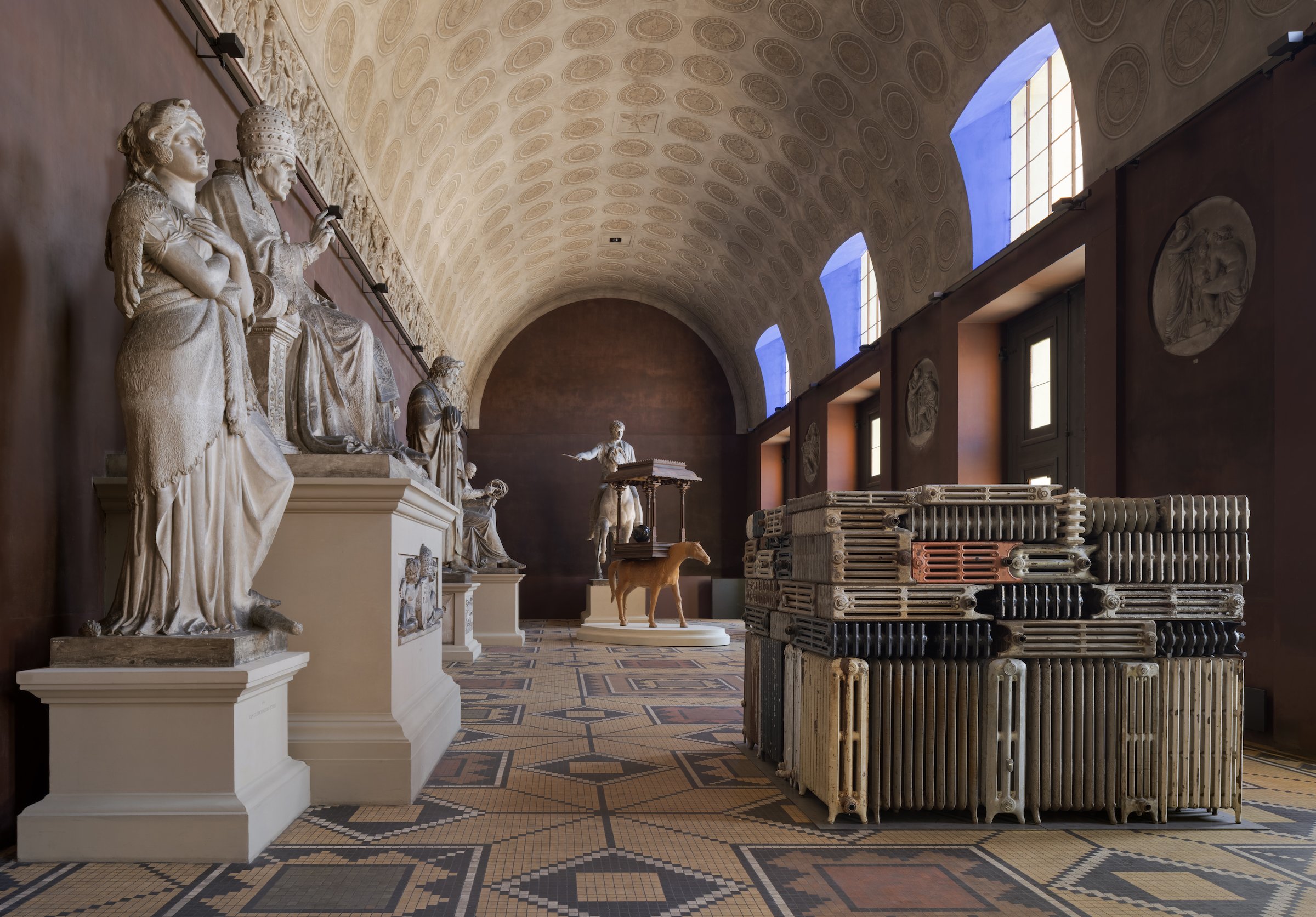 Installationfoto fra udstillingen <i>Mythologies</i>, Thorvaldsens Museum, 2025. Foto: David Stjernholm.