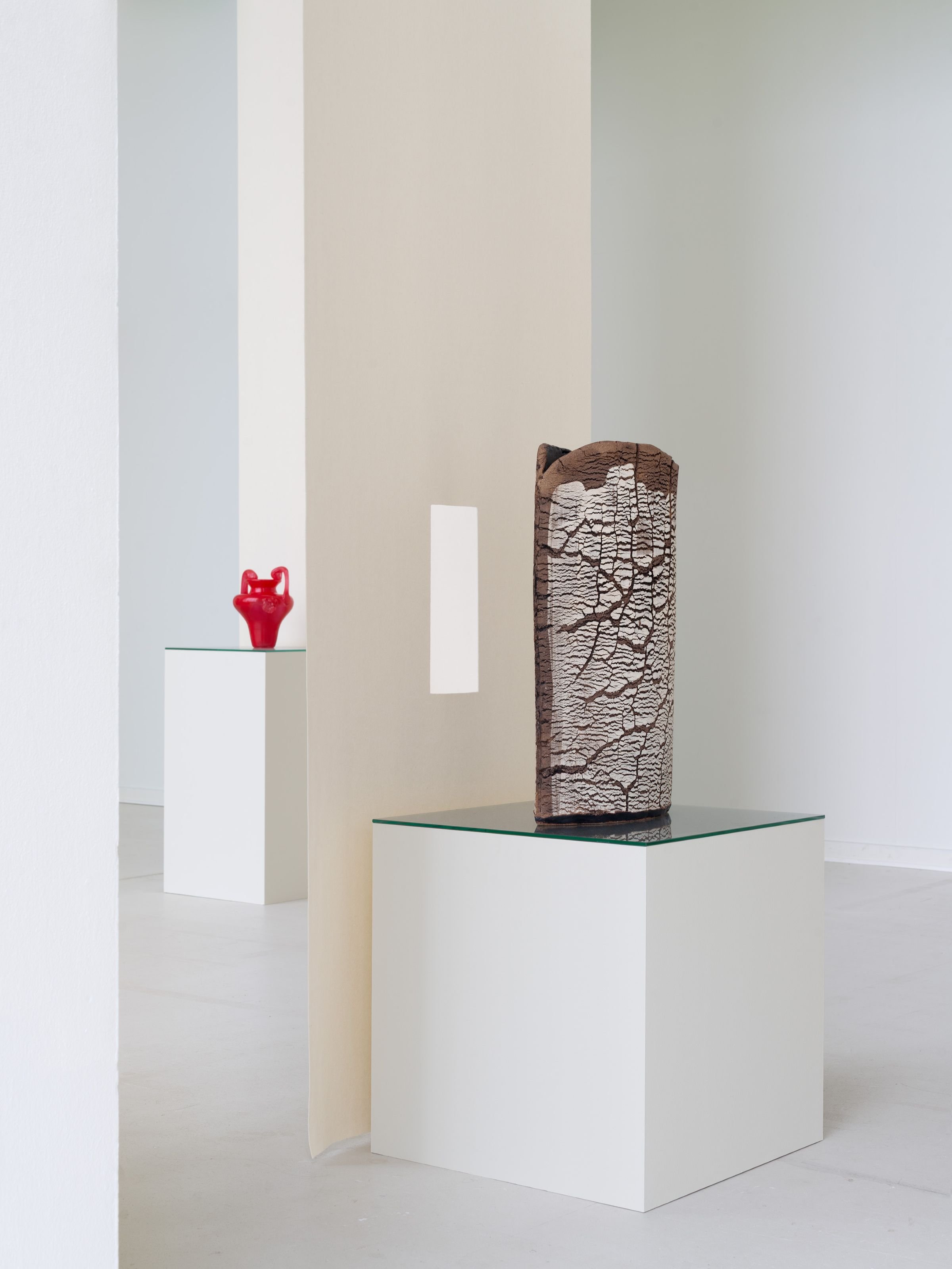 “Aerodynamics is for those who can’t build engines” Glas og bilmaling (tv) Peter Durlev - Durlev Keramik "Earthen Veil / Jordens Slør" Stentøjsler, begitninger og glasur (th)