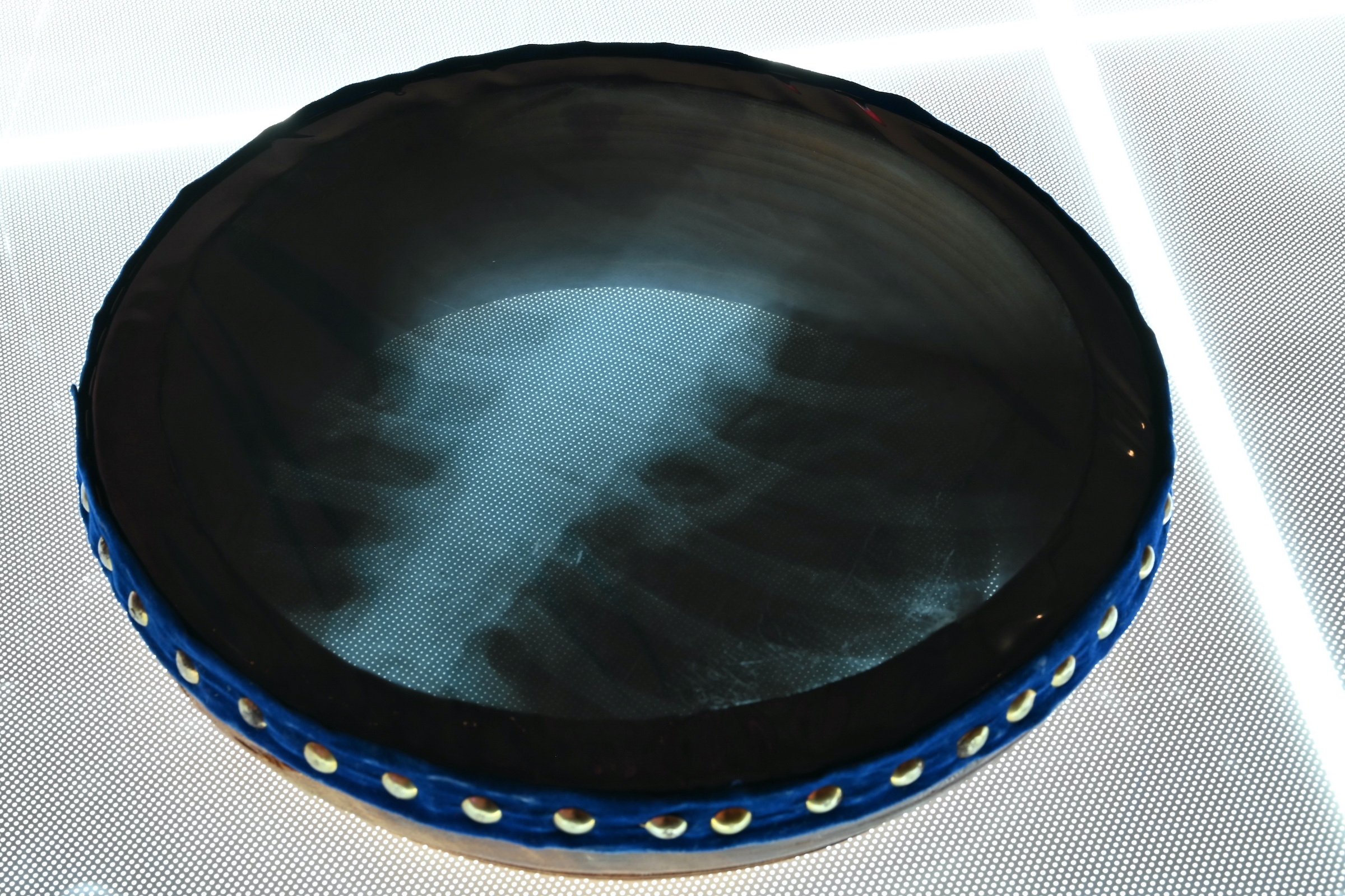 Detalje: Amir Zainorin, The Rhythm of Identity: A Cultural Laboratory of Percussion and Memory, træ/ røntgenfilm/ tekstil/ lyskasse, 2024. Foto: Ole Jørgensen.